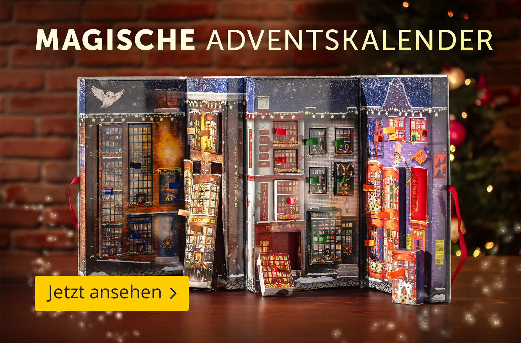 Ein aufklappbarer, detailreich gestalteter Adventskalender mit magischem Design im Stil der Winkelgasse steht auf einem Holztisch. Umgeben von warmem Licht und einem Weihnachtsbaum im Hintergrund. Text: „Magische Adventskalender – Jetzt ansehen“.