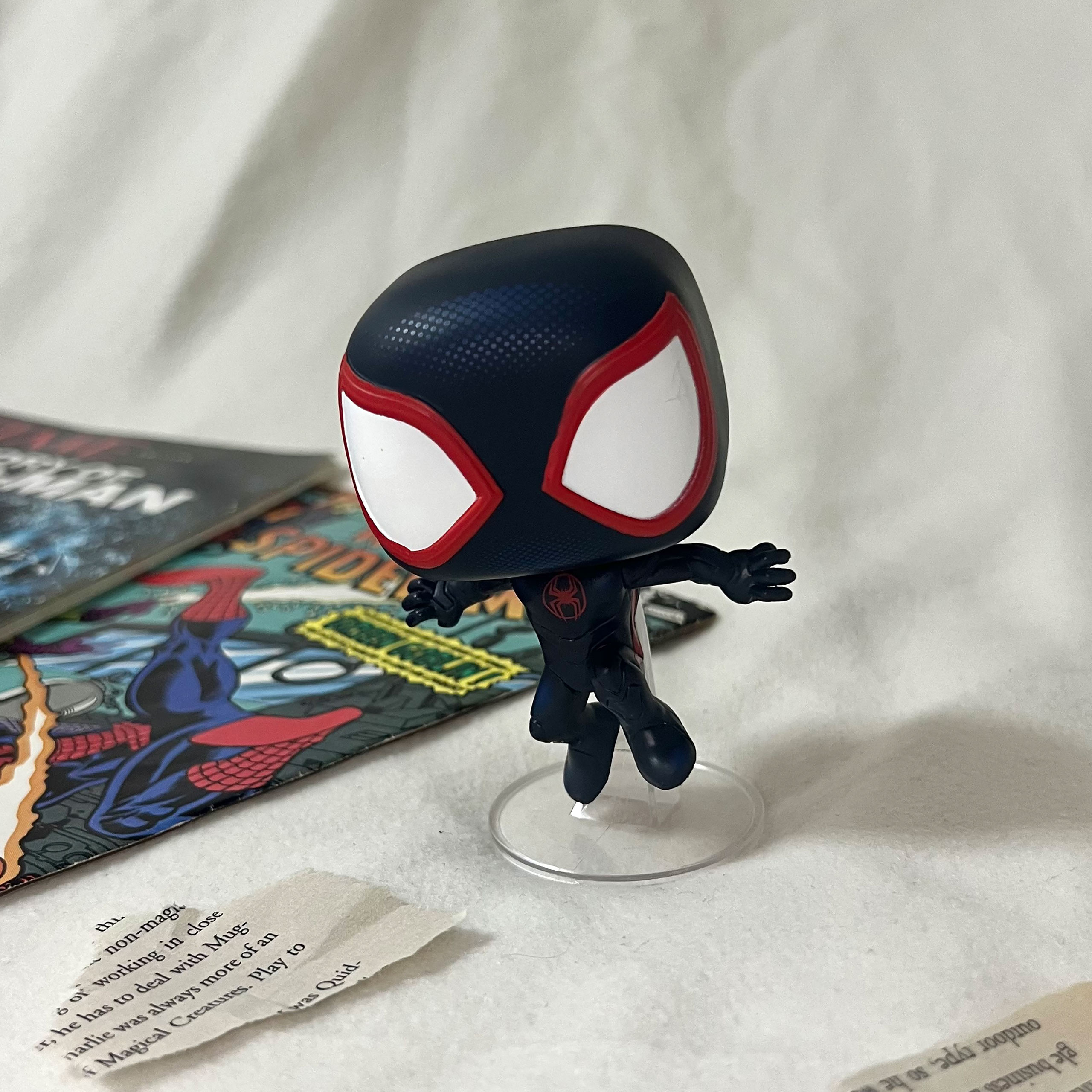 Spider-Man: Across The Spider-Verse - Figura Funko Pop Spider-Man con cabeza oscilante