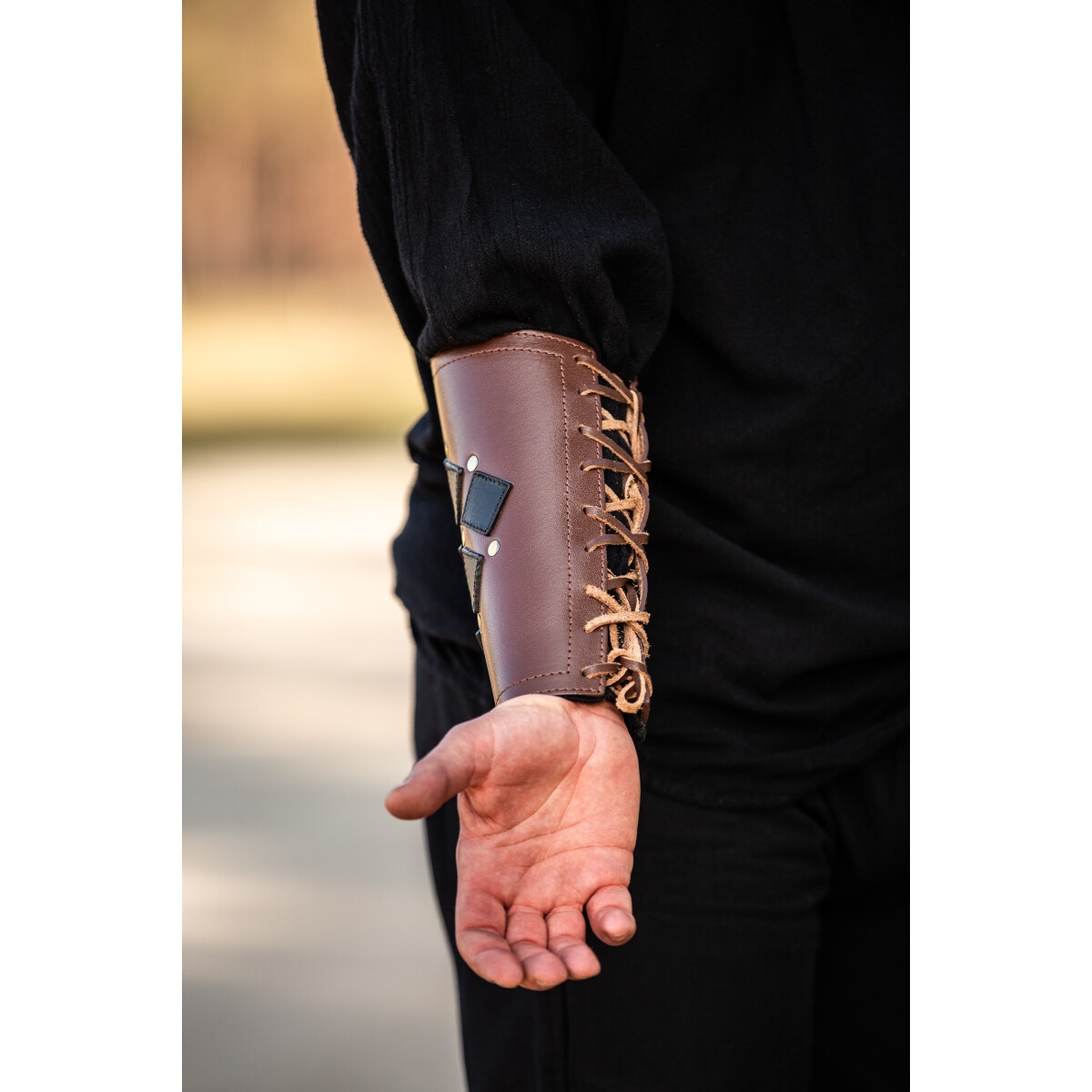 Medeltida läderarmskena Orm brun-svart