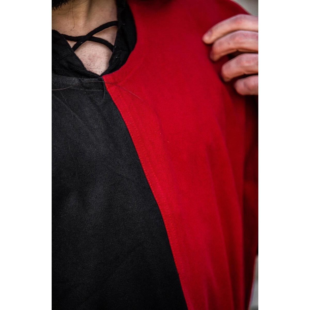 Średniowieczny tabard czarno-czerwony
