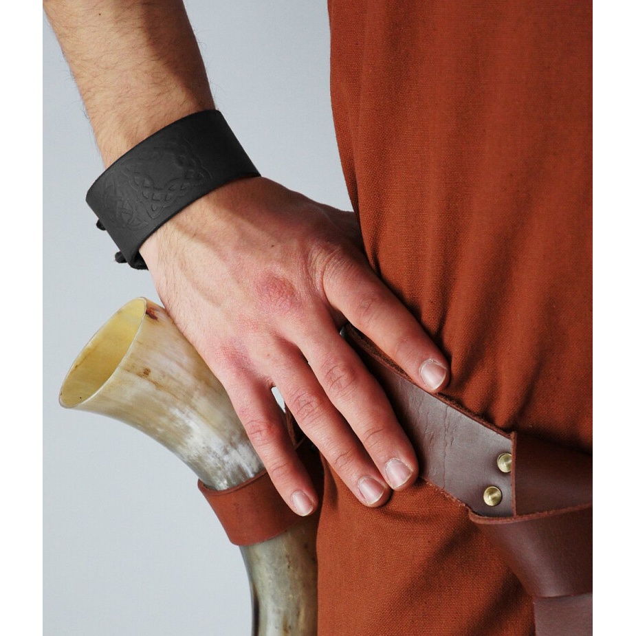 Mittelalter Lederarmband mit keltischer Prägung schwarz