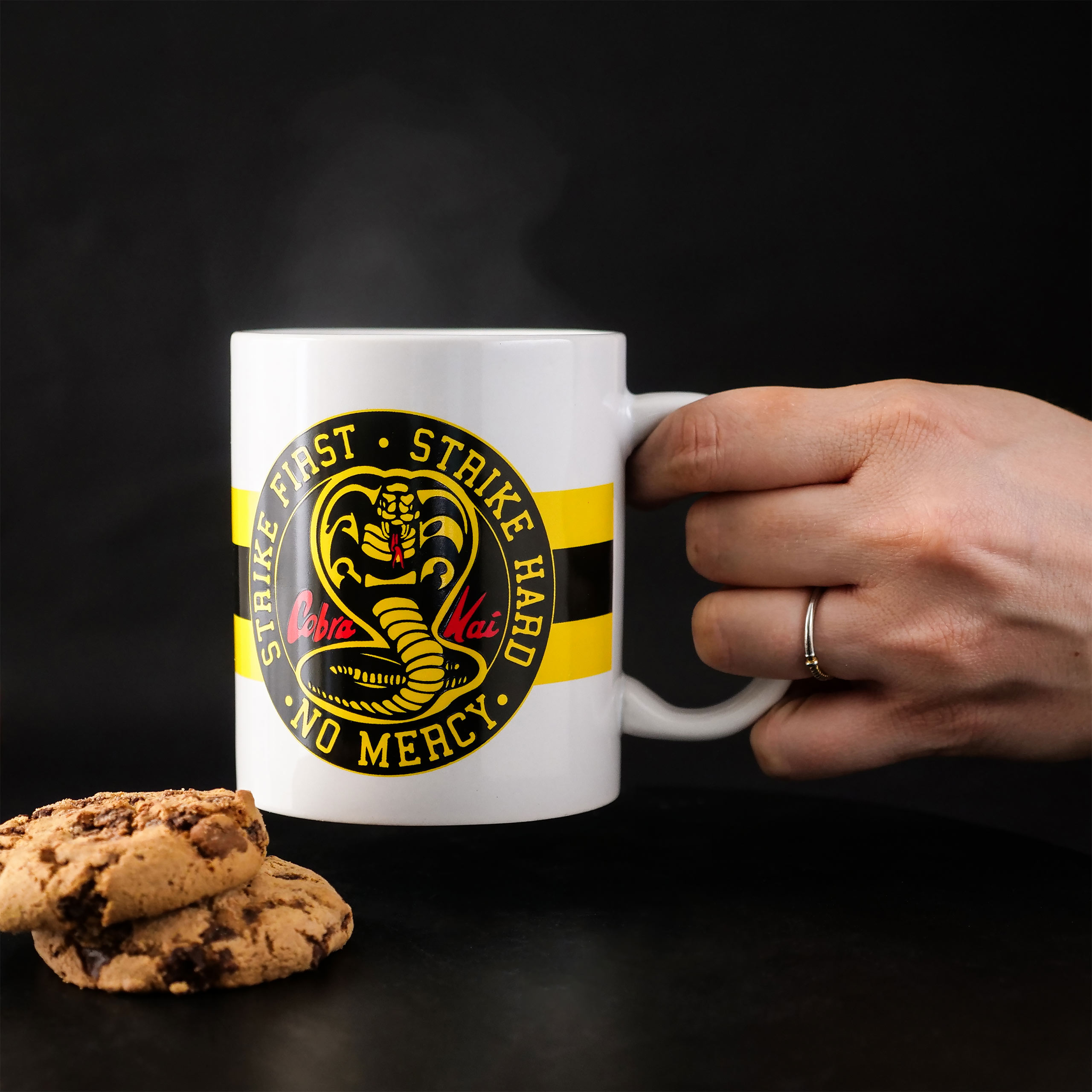 Cobra Kai - No Mercy Taza blanca