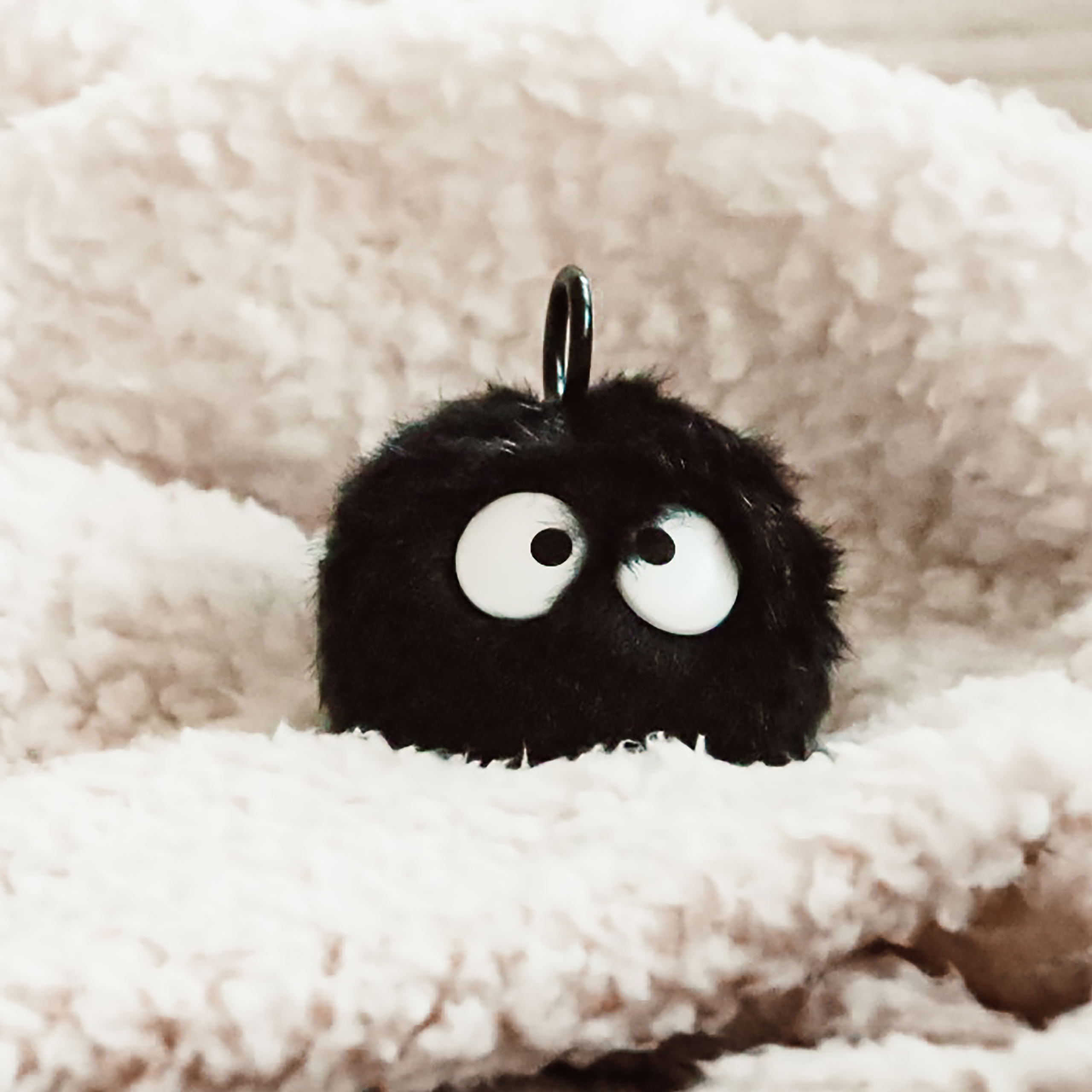 Totoro - Rußmännchen Plüsch Figur mit Vibrationseffekt schwarz