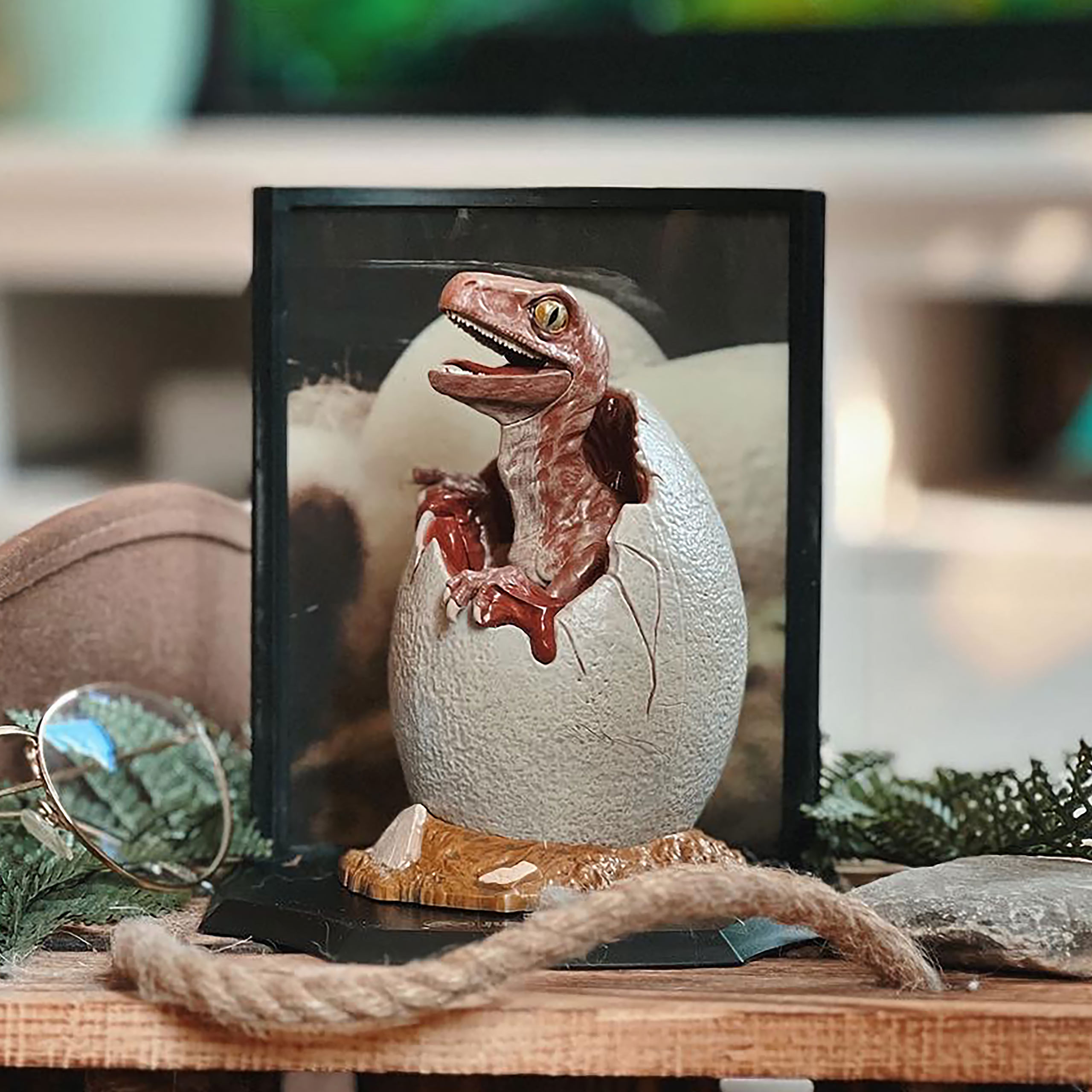 Jurassic Park - Baby Velociraptor Egg Diorama Figur