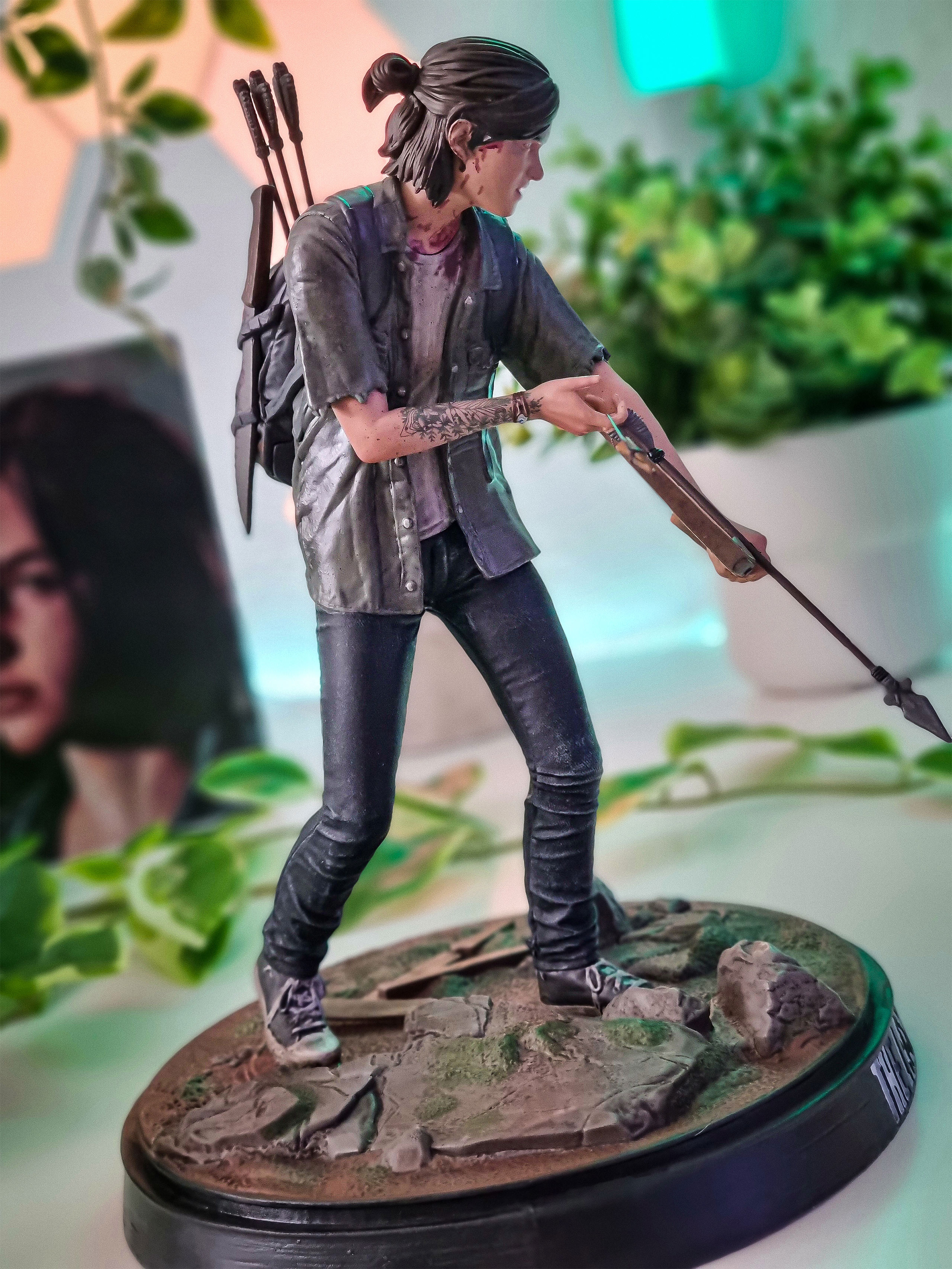 The Last of Us - Statue d'Ellie avec arc 21 cm