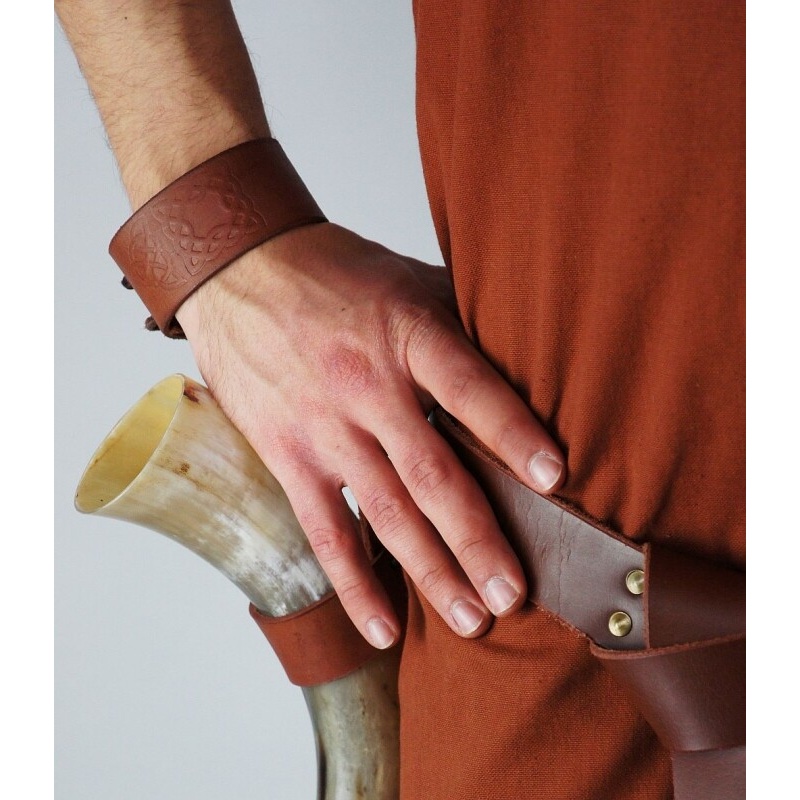 Bracelet en cuir médiéval avec gaufrage celtique marron