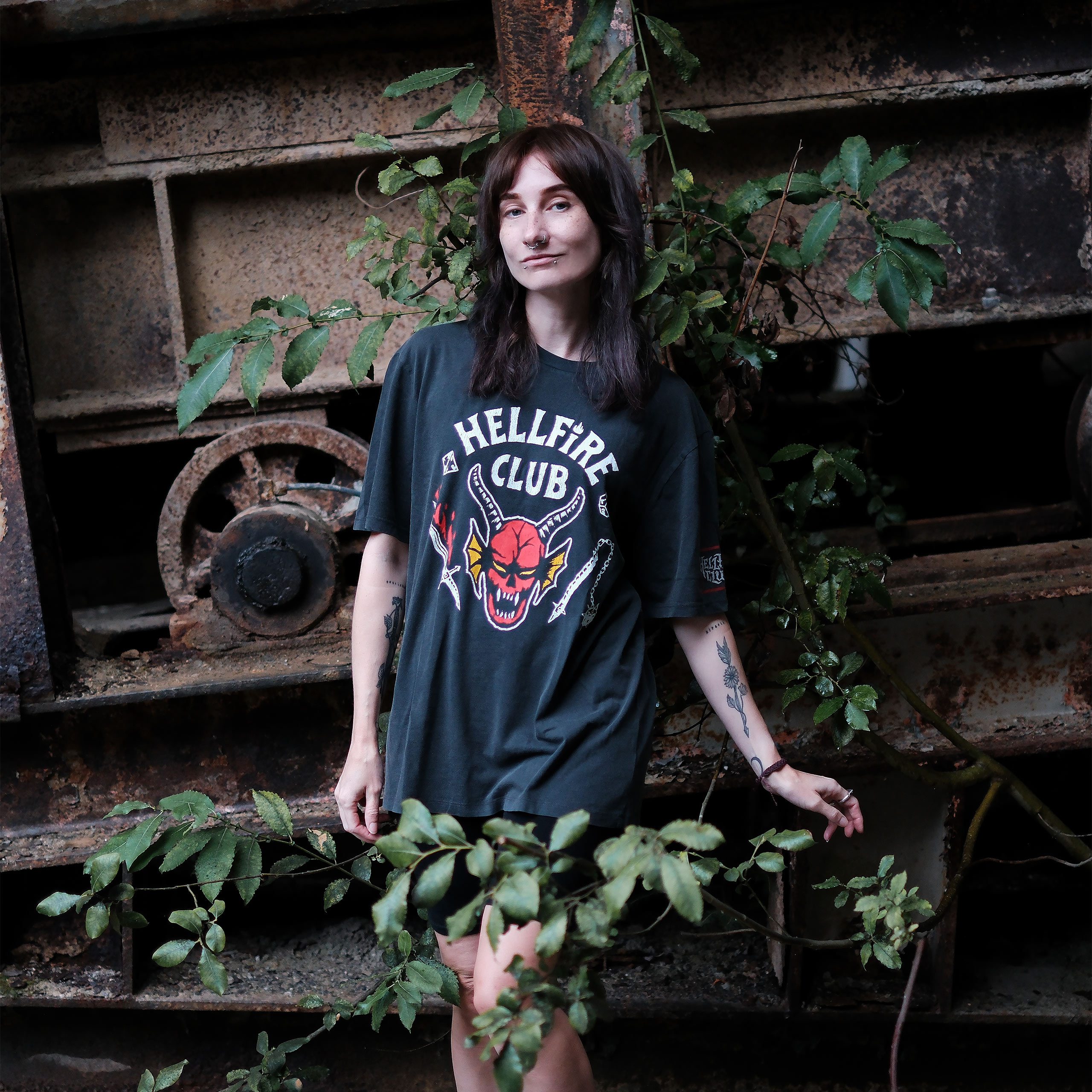 Stranger Things - Camiseta Hellfire Club gris