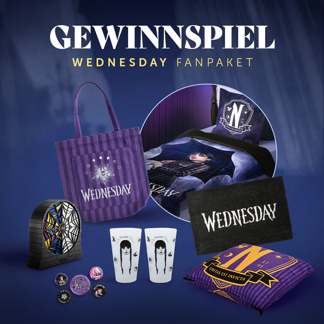 Fanpaket zum Gewinnspiel rund um die Serie „Wednesday“, mit Accessoires wie Lampe, Kissen, Gläsern, Fußmatte, Jutebeutel und mehr im Look der Nevermore Academy.