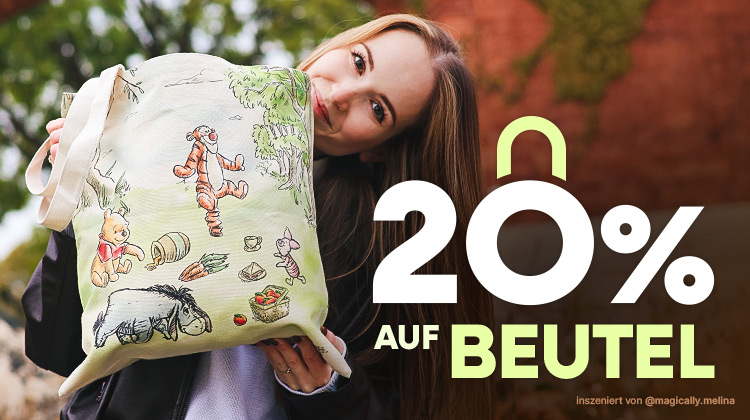 Frau hält einen Stoffbeutel mit Winnie Puuh, Tigger, Ferkel und I-Aah Motiv vor herbstlicher Kulisse. Text: 20 % auf Beutel.