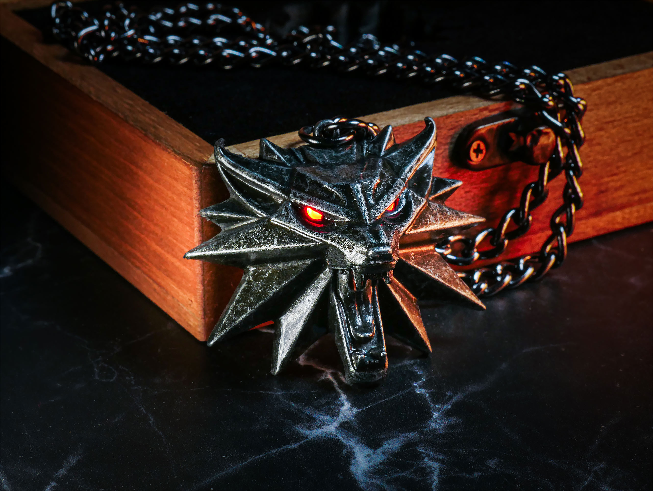 Witcher - Wild Hunt Medaillon met LED-ogen in geschenkdoos