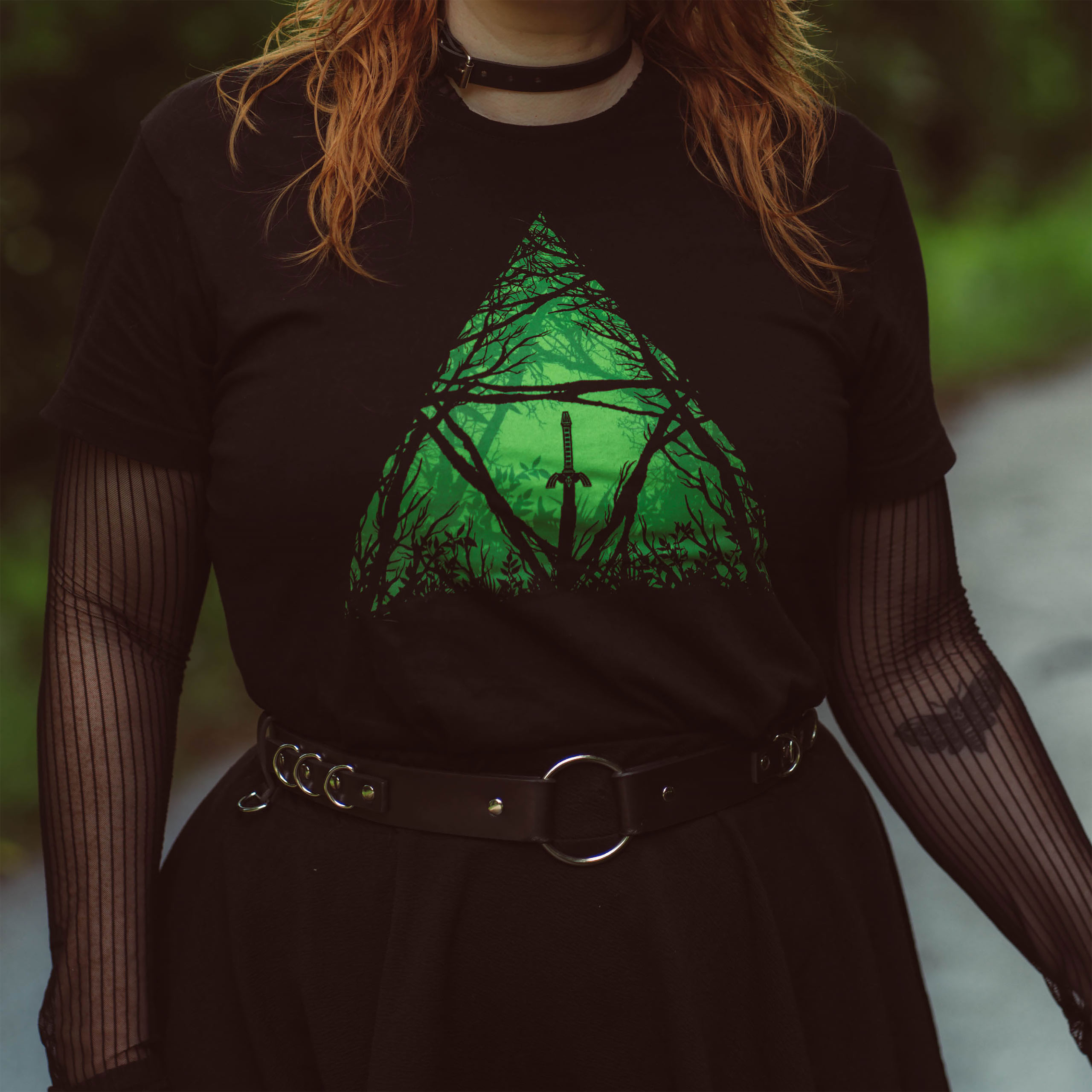 Camiseta de la Espada Maestra en el bosque para fans de Zelda negra