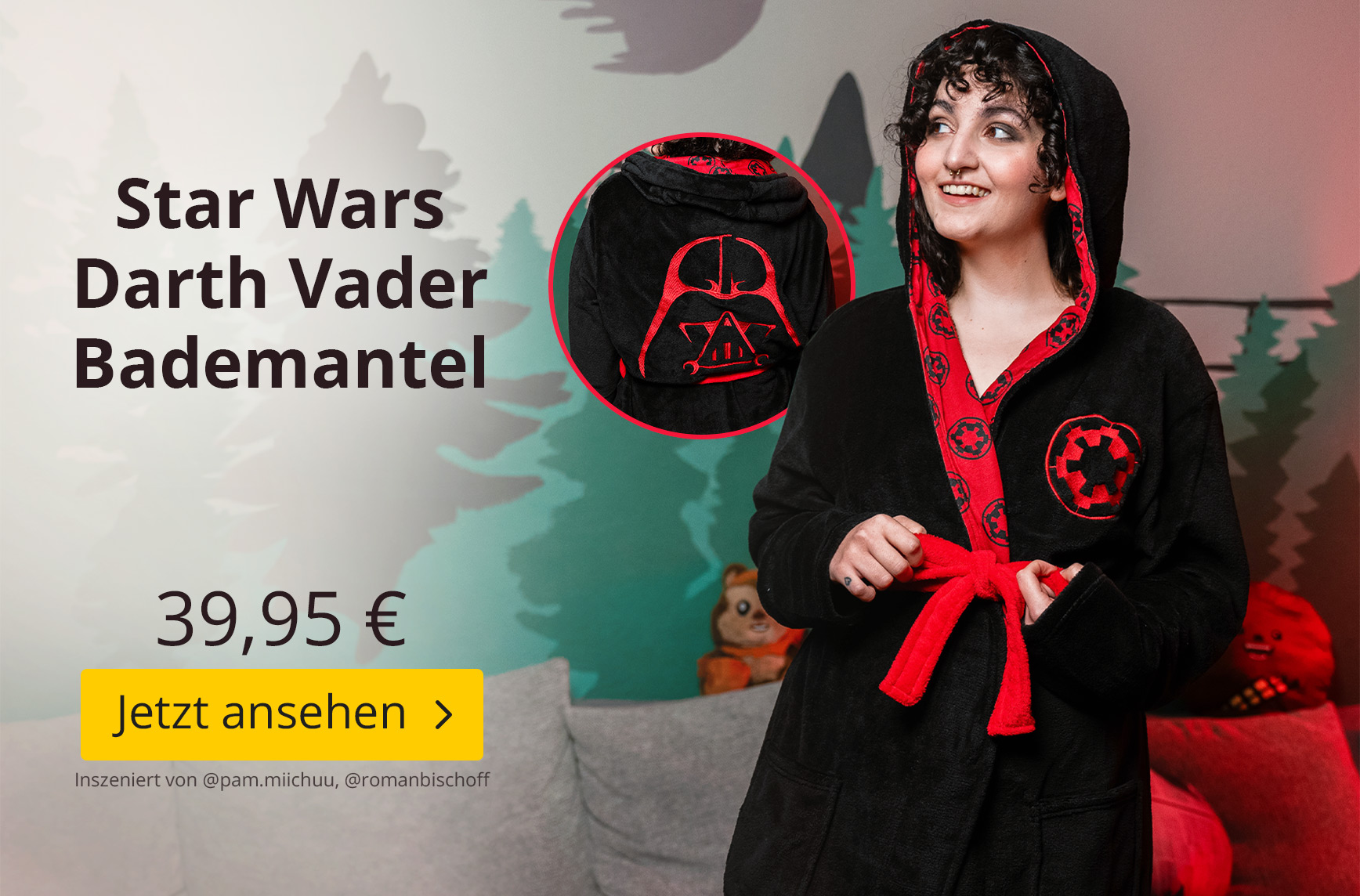 Person mit dunklen Locken trägt einen schwarzen Darth-Vader-Bademantel mit roten Akzenten und imperialem Symbol. Detailansicht des Rückenmotivs mit Darth-Vader-Helm eingeblendet. Text: Star Wars Darth Vader Bademantel – 39,95 € – Jetzt ansehen. Inszeniert