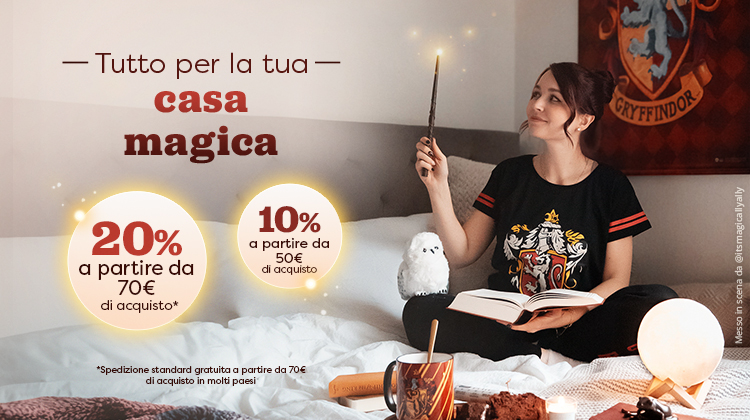Donna con pigiama Grifondoro seduta comodamente sul letto, con una bacchetta luminosa in mano mentre legge un libro. Sul letto ci sono una statuetta di gufo, una tazza Grifondoro e decorazioni magiche. Testo: “Tutto per la tua casa magica, 20 % da 70 €, 1