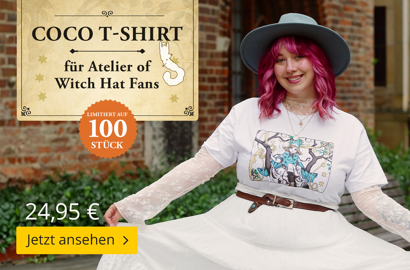 Person mit pinken Haaren und großem grauen Hexenhut trägt ein weißes Coco T-Shirt aus Atelier of Witch Hat und posiert vor einem Backsteingebäude. Das Motiv zeigt die Figur Coco in einem kunstvollen Illustrationsstil. Text im Bild: „Coco T-Shirt für Ateli