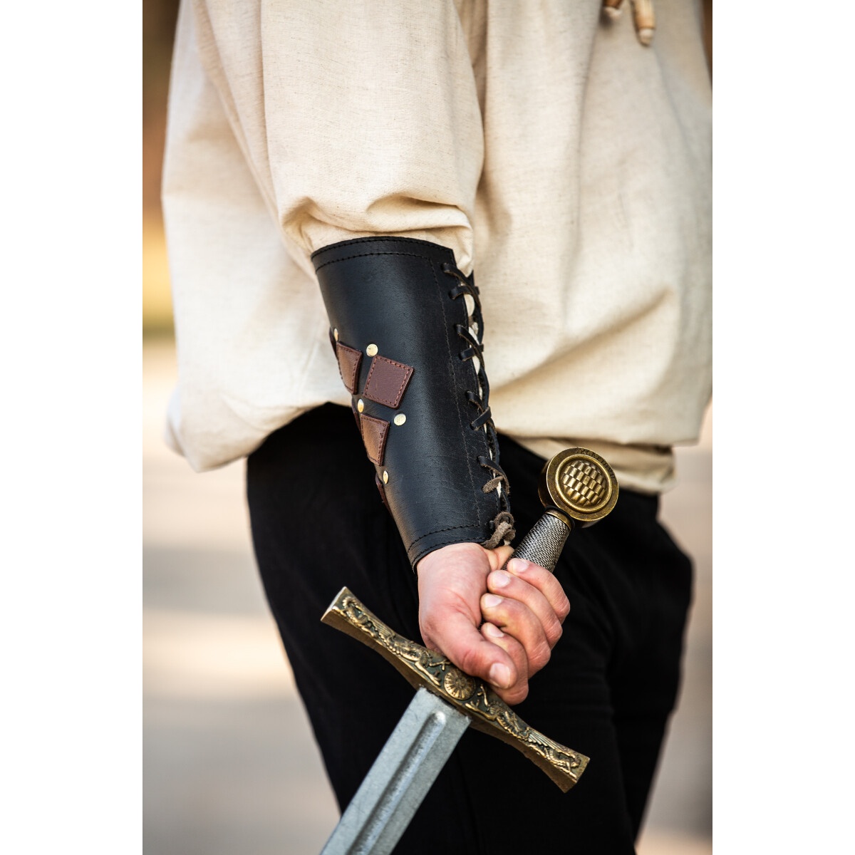 Medeltida läderarmskena Orm svart-brun