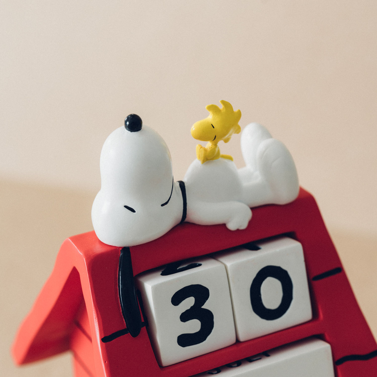 Peanuts 3D wieczny kalendarz Snoopy buda