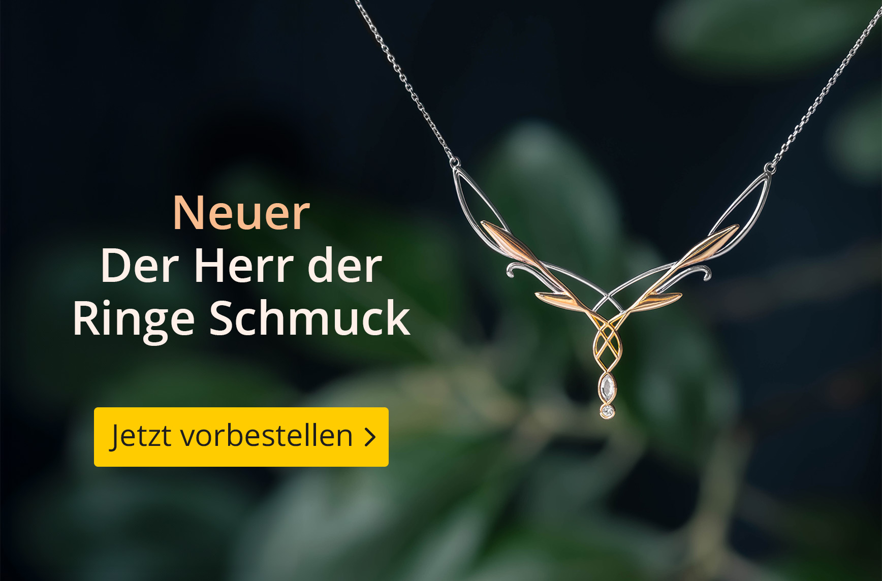 Detailaufnahme einer filigranen „Der Herr der Ringe“-Halskette mit goldenen und silbernen Elben-Elementen vor dunklem, unscharfem Hintergrund. Text: Neuer Der Herr der Ringe Schmuck – Jetzt vorbestellen.