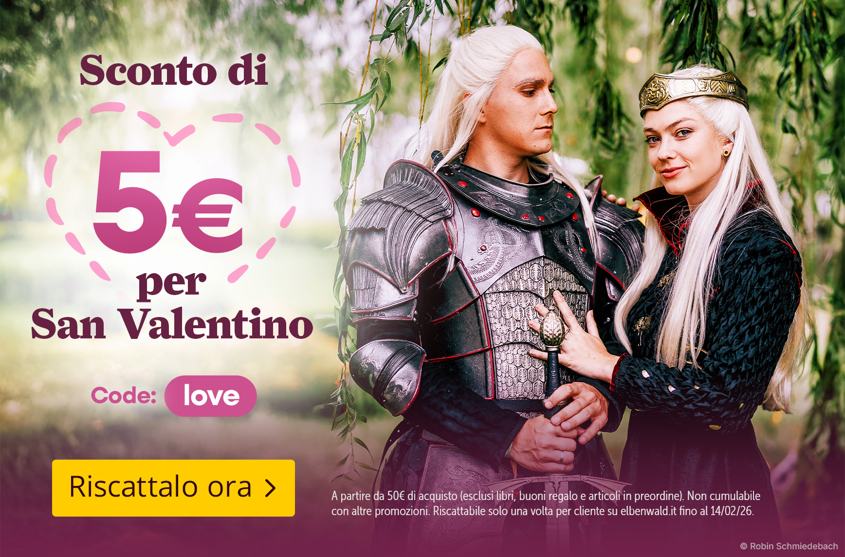 Coppia in stile fantasy con costumi medievali sotto gli alberi. Testo: Sconto di 5€ per San Valentino, codice love, riscattalo ora.