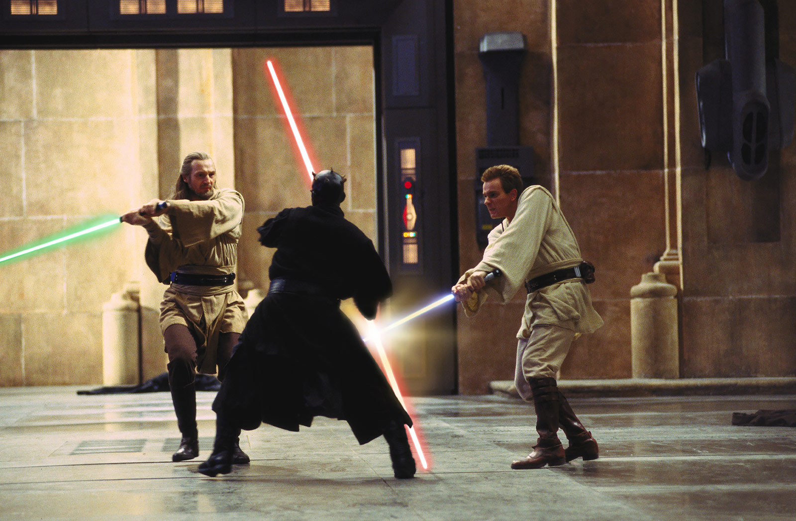 Darth Maul, Obi Wan Kenobi und Qui Gon Ginn kämpfen. Dieses Duell, bekannt als Duell der Schicksale, fand in Star Wars: Episode I Die dunkle Bedrohung statt. 