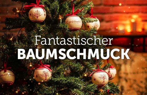 Geschmückter Weihnachtsbaum mit mehreren runden Christbaumkugeln in Weiß und Rot, warm beleuchtet vor gemütlichem Hintergrund. Text: Fantastischer Baumschmuck.
