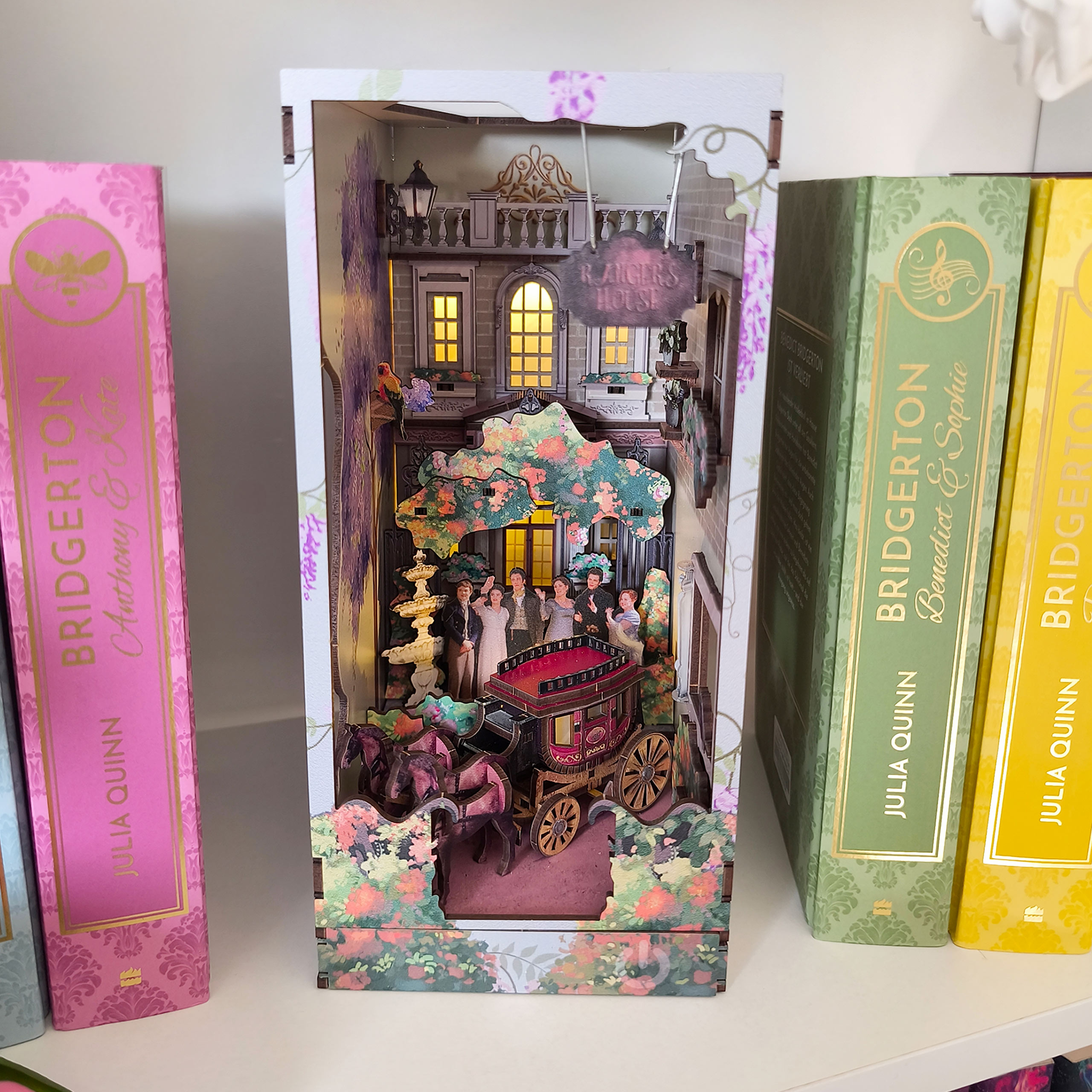 Bridgerton - Into the Light Book Nook kit modello in legno
