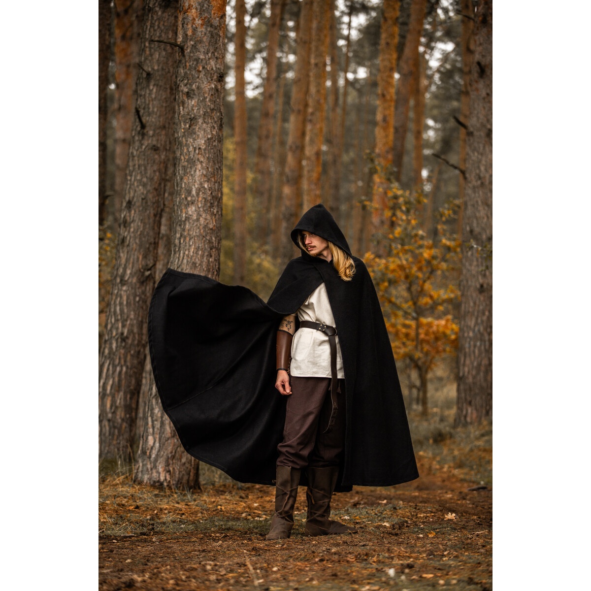 Capa medieval con capucha Thorian lana negra