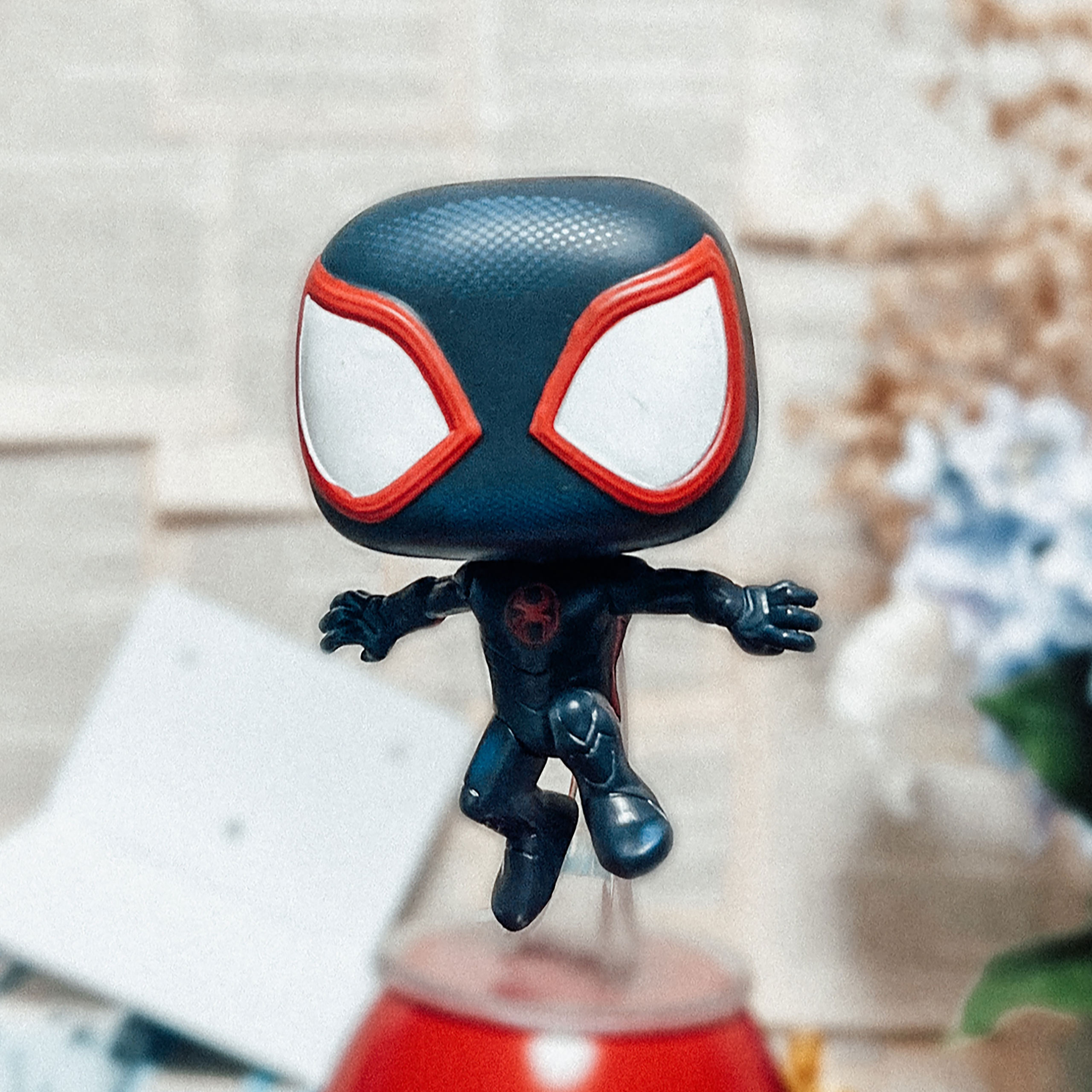 Spider-Man: Across The Spider-Verse - Figura Funko Pop Spider-Man con cabeza oscilante