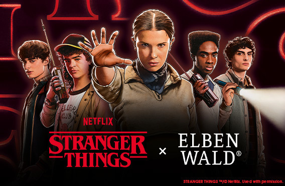 Illustration der Stranger-Things-Hauptcharaktere Eleven, Dustin, Mike, Lucas und Will, die mit ernsten Blicken und Walkie-Talkies nebeneinanderstehen. Im Vordergrund stehen die Logos von Stranger Things und Elbenwald vor dunklem, rot leuchtendem Hintergru