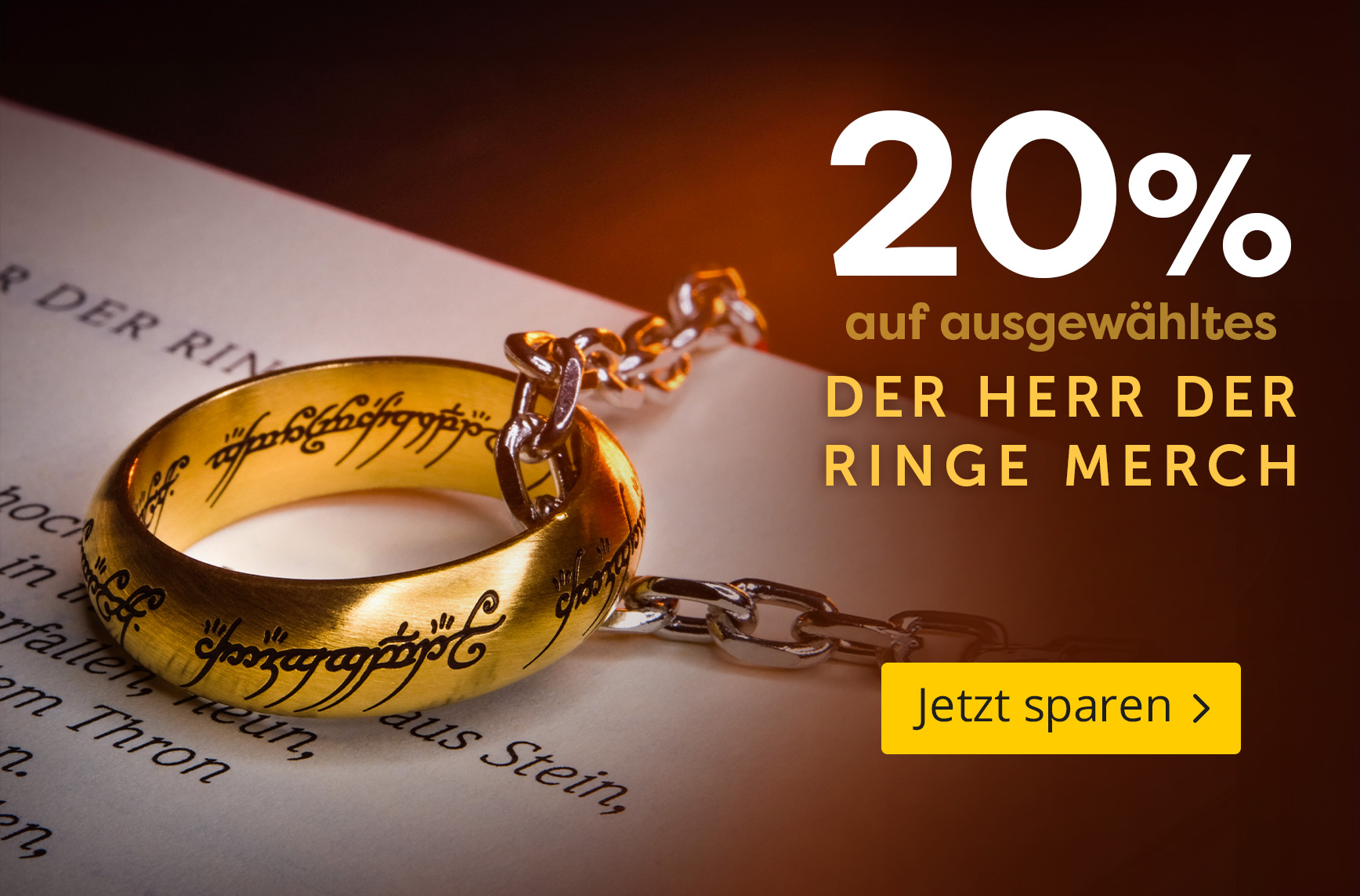 Der Eine Ring aus Der Herr der Ringe liegt auf einer aufgeschlagenen Buchseite und ist von einer Metallkette umgeben. Warme Lichtstimmung hebt die eingravierte Ringschrift hervor. Text im Bild: „20 % auf ausgewähltes Der Herr der Ringe Merch“ sowie der Bu