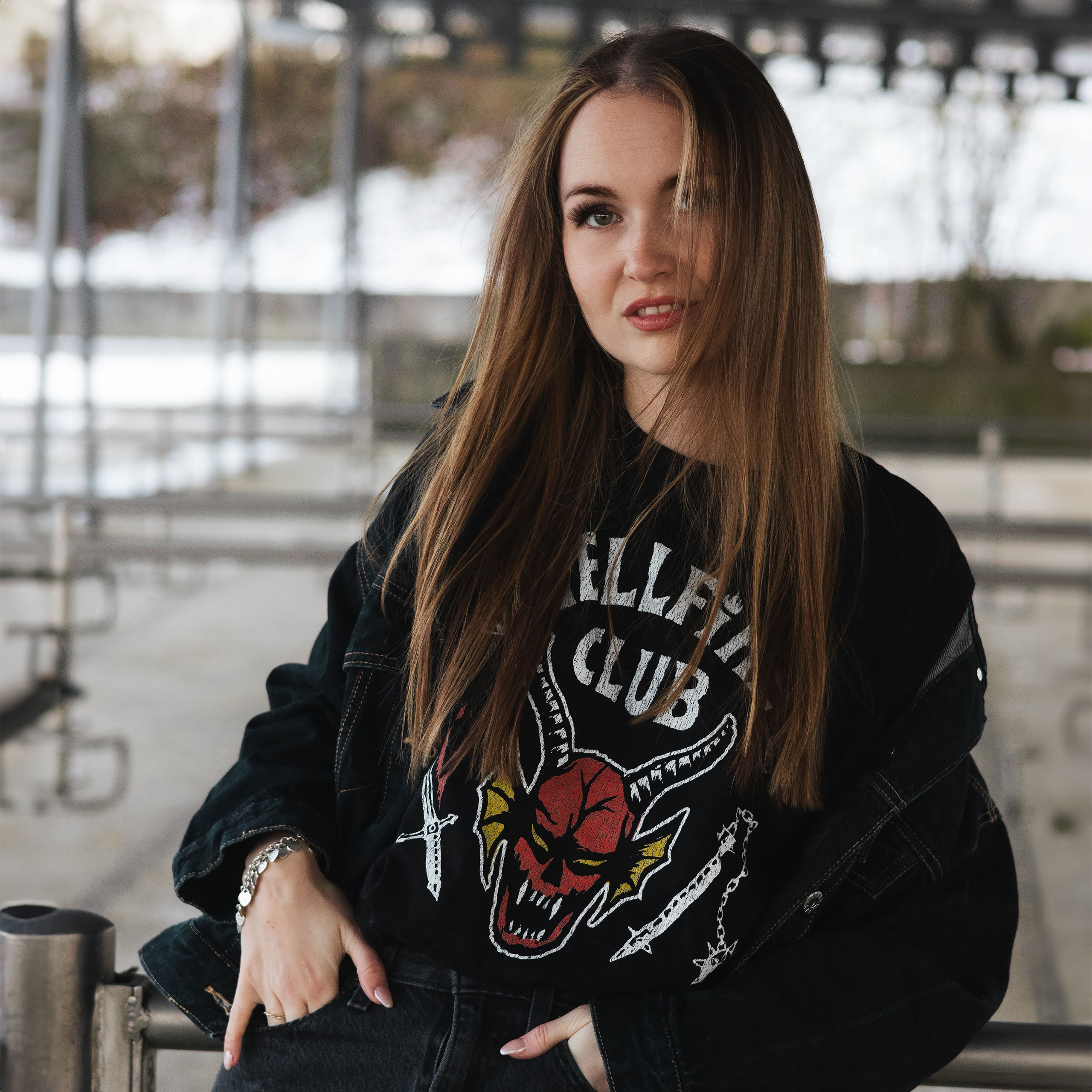 Stranger Things - Camiseta negra con logotipo del Club Hellfire