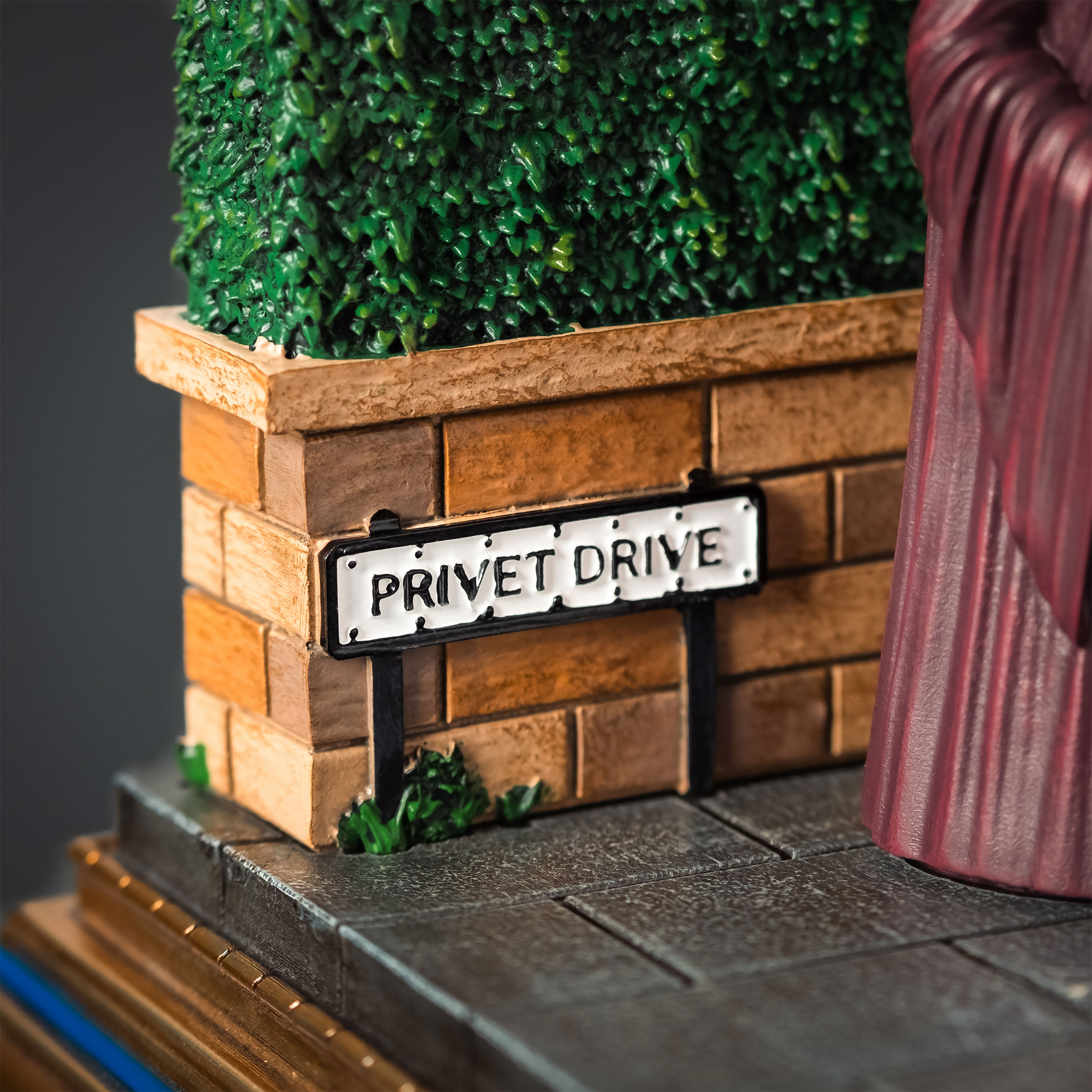 Harry Potter - Dumbledore Privet Drive Diorama Figure with Light