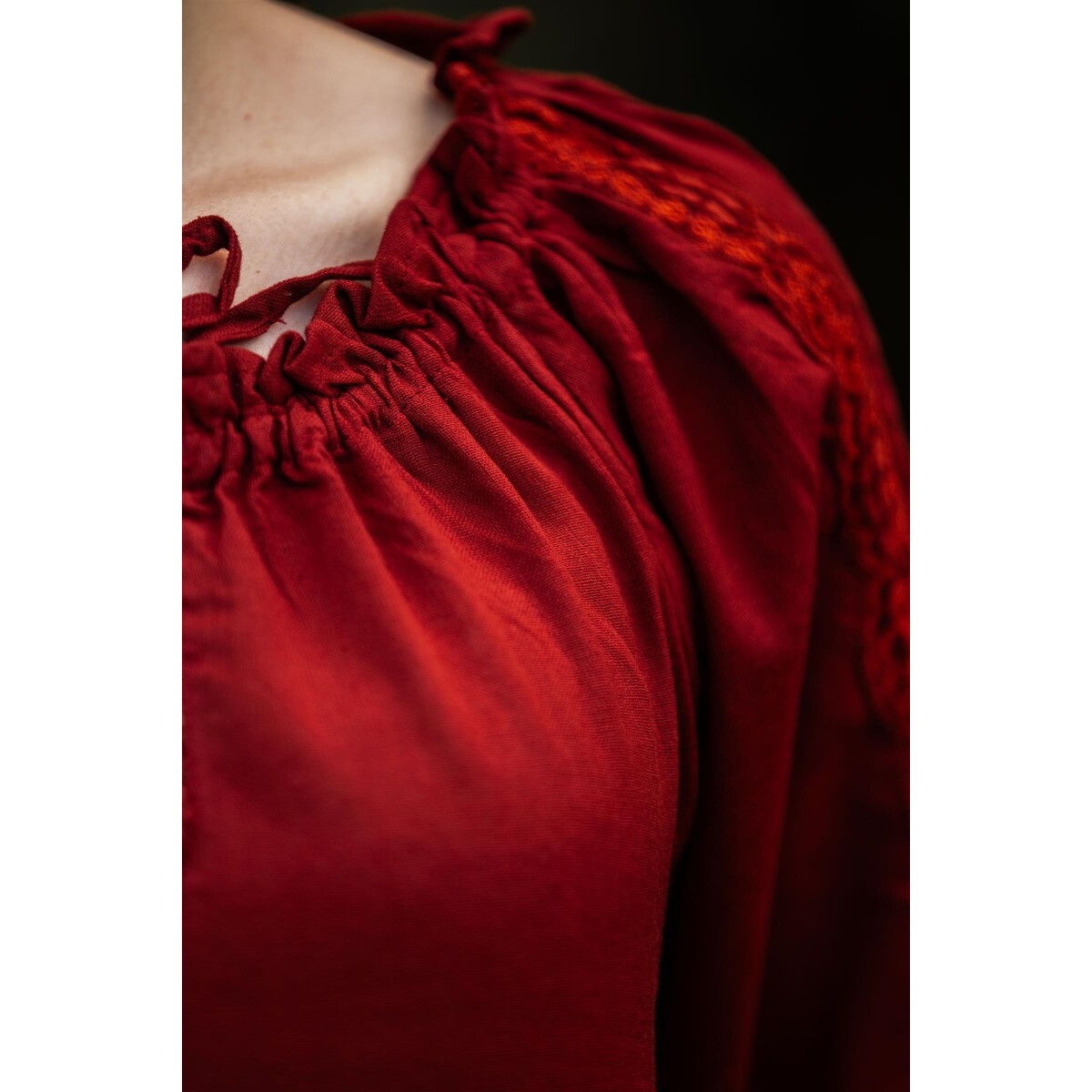 Bluzka średniowieczna z koronką Bettina czerwona