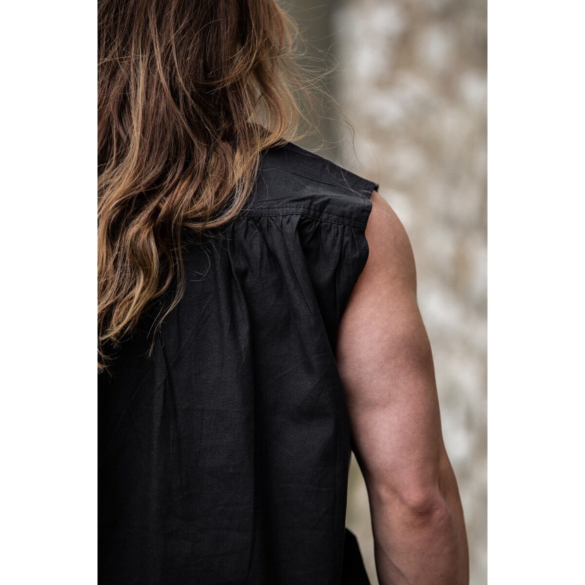 Medeltida snörskjorta med ståkrage Louis ärmlös svart