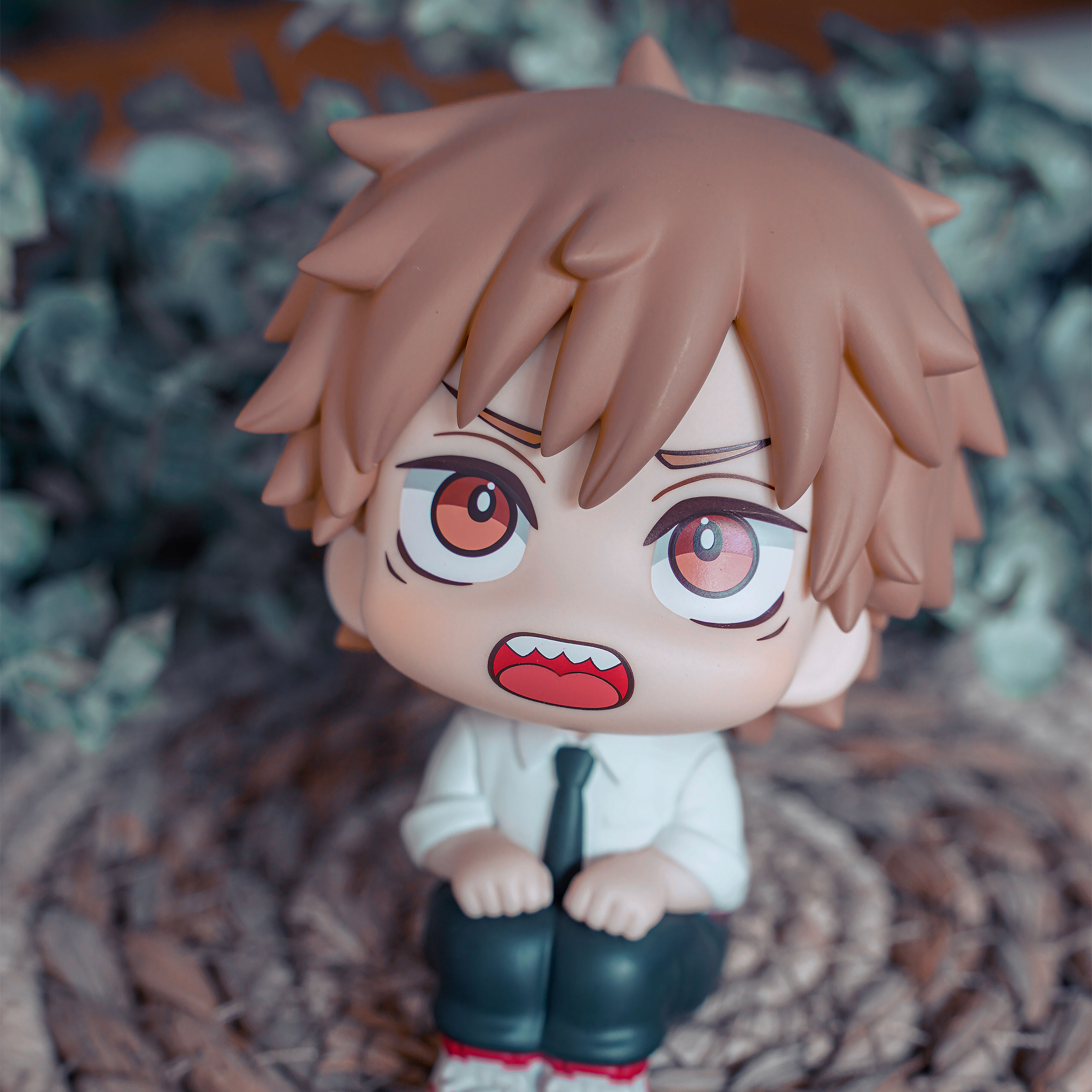 Chainsaw Man - Figura de Denji mirando hacia arriba