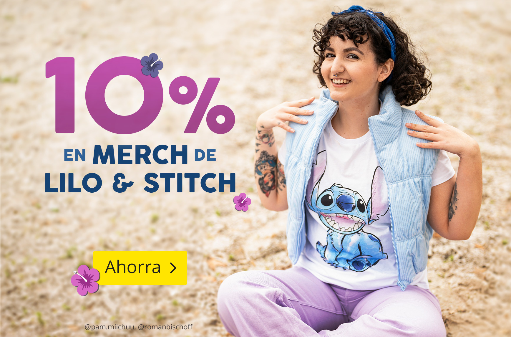 Mujer sonriente con pelo rizado sentada en la arena, lleva una camiseta de Stitch de Lilo & Stitch. Texto: 10% de descuento en merch de Lilo & Stitch – Ahorra. Gráfico promocional de Elbenwald.