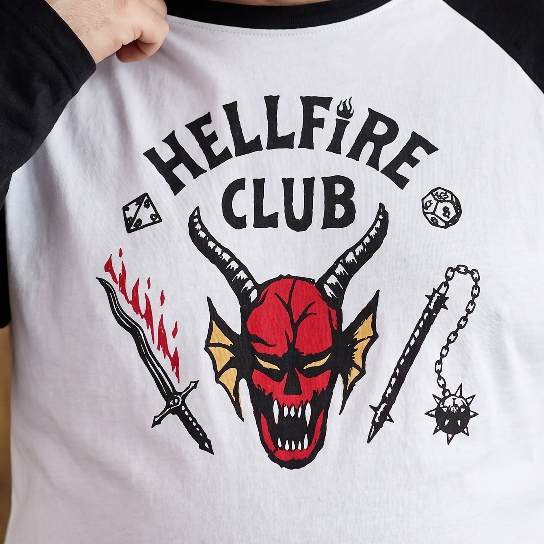 Stranger Things - Camiseta de manga larga emblema Hellfire Club