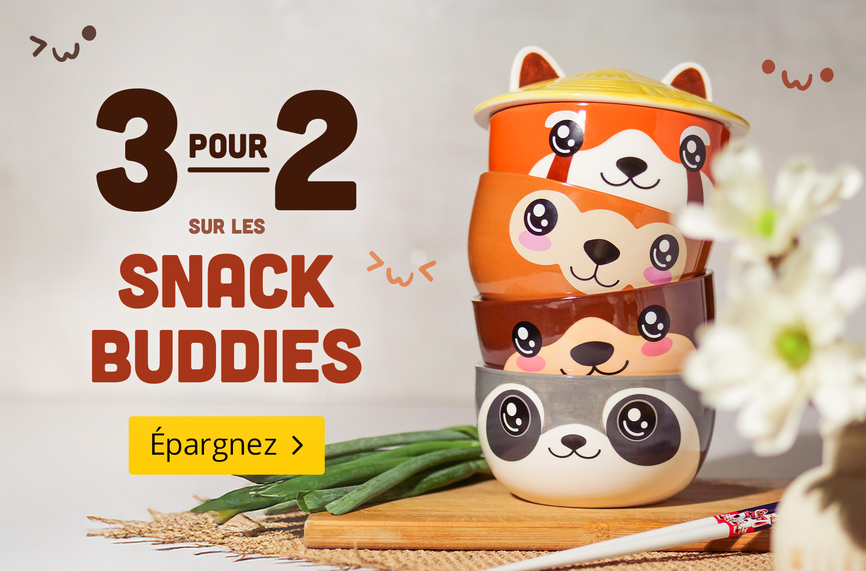 Quatre bols colorés avec des visages d'animaux adorables empilés sur une table de cuisine. Texte : « 3 pour 2 sur les Snack Buddies – Épargnez. »