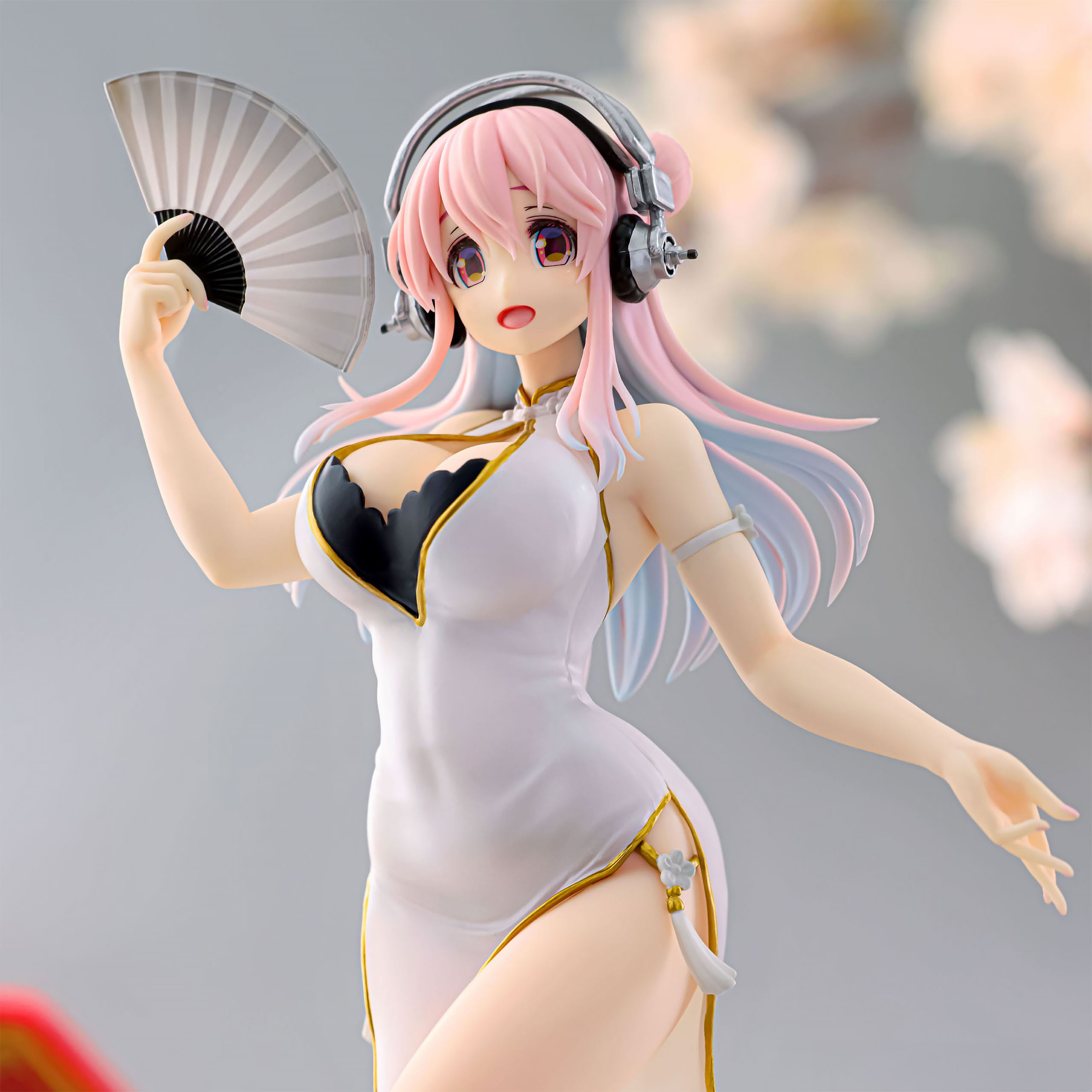 Super Sonico - Trio-Try-iT-figur version med vit kinaklänning