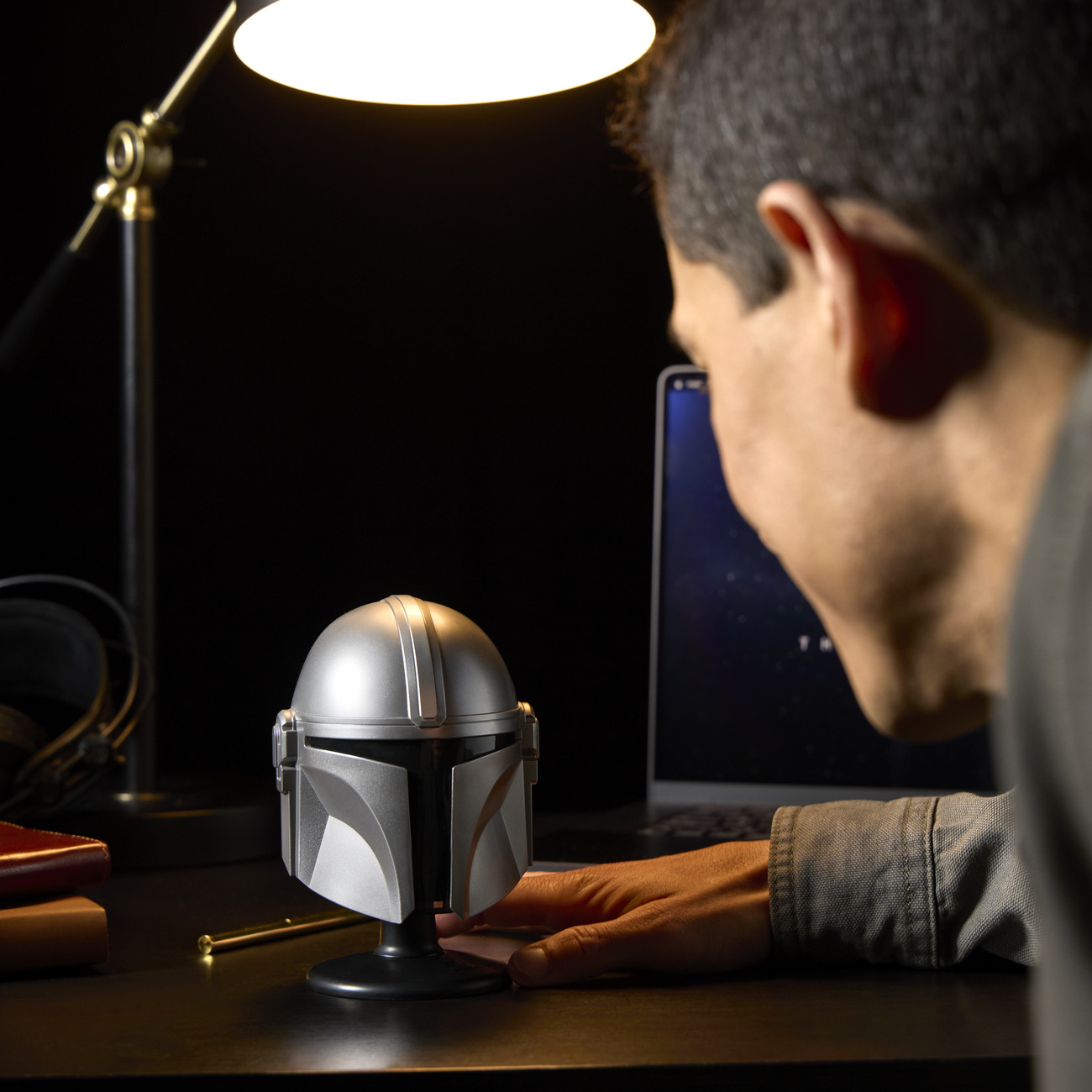 Star Wars – mini replika hełmu Mandalorianina na podstawce