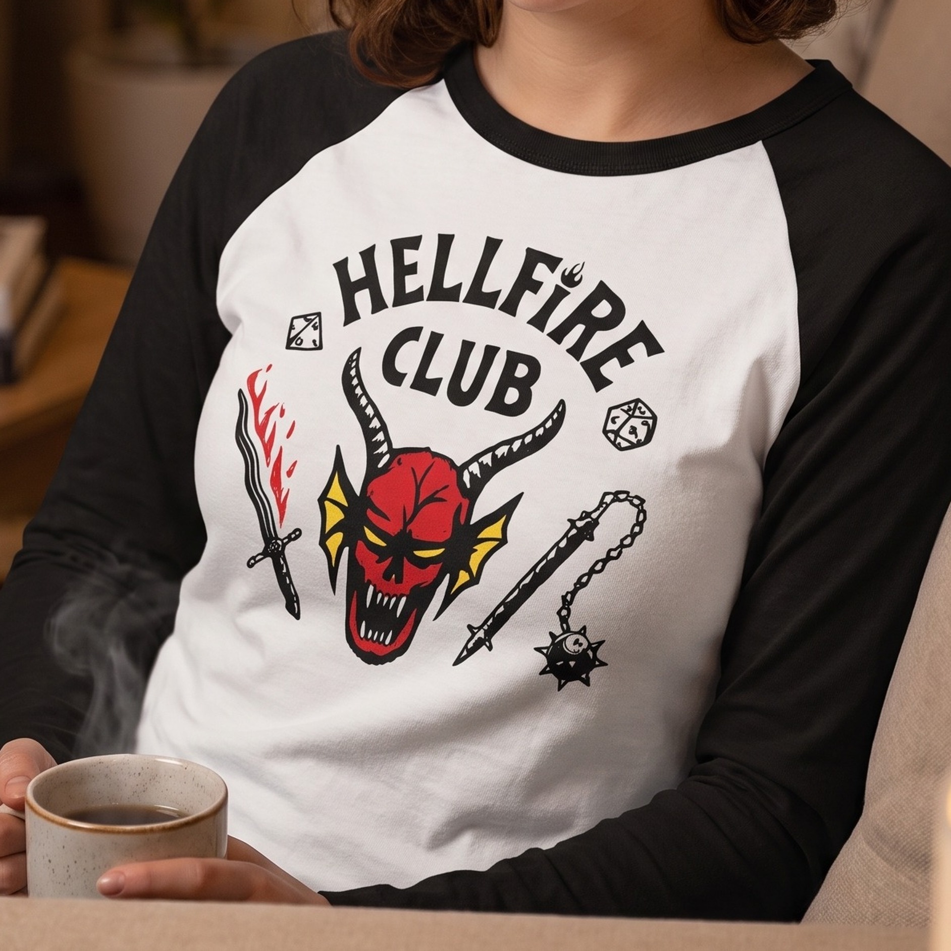 Stranger Things - Camiseta de manga larga emblema Hellfire Club