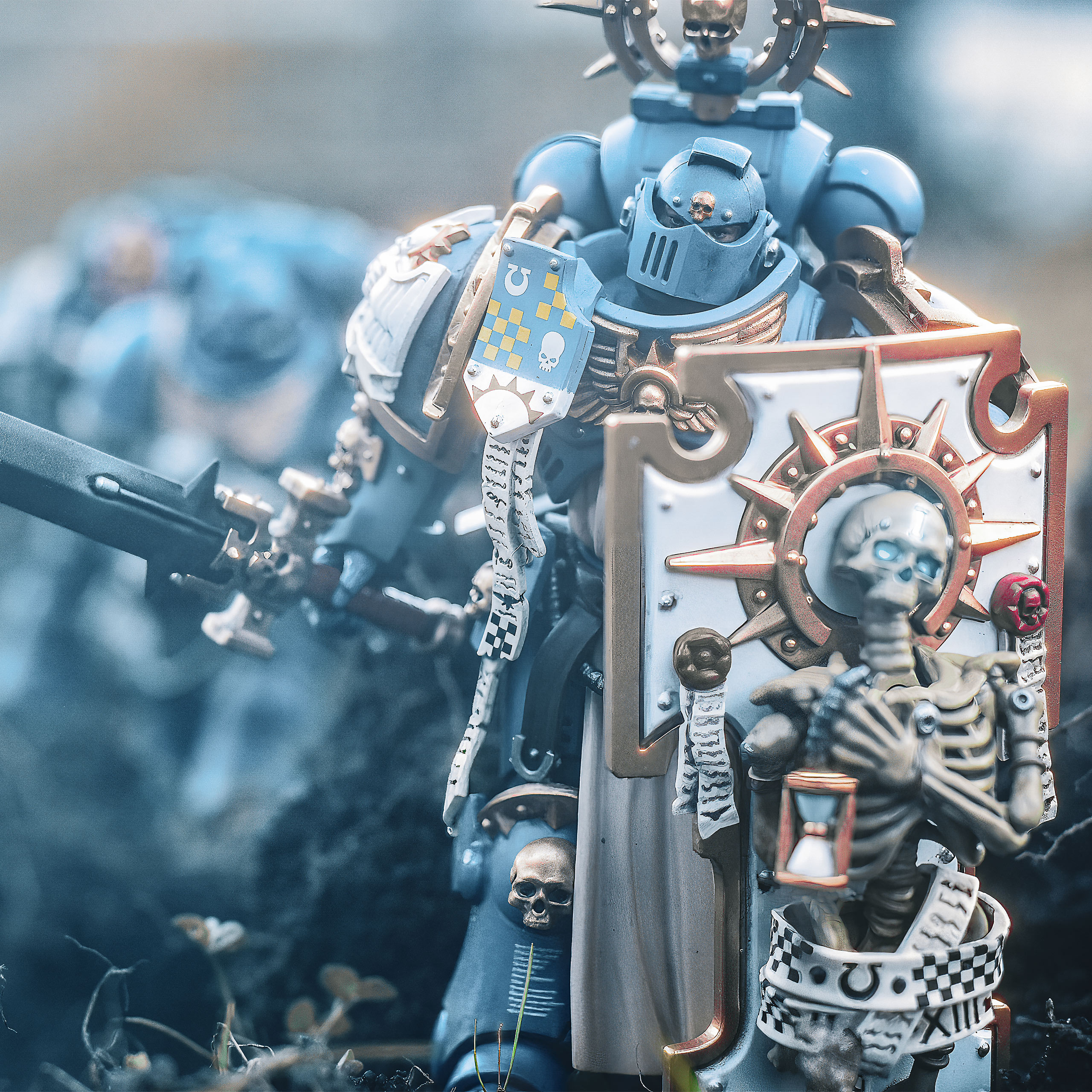 Warhammer 40k - Ultramarines Lieutenant mit Power Faust Actionfigur 1:18
