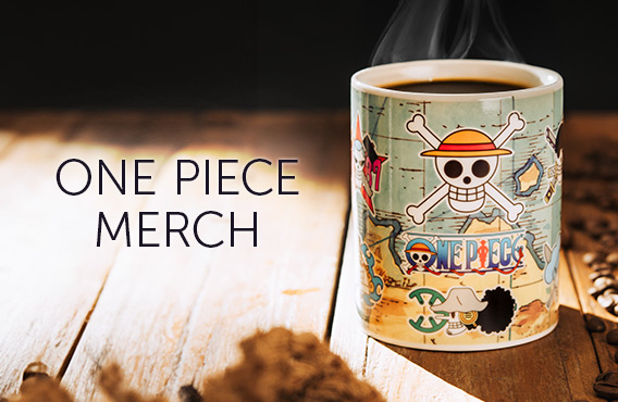 One Piece Tasse mit Strohhutpiraten Logo auf einem Holztisch, One Piece Merch.
