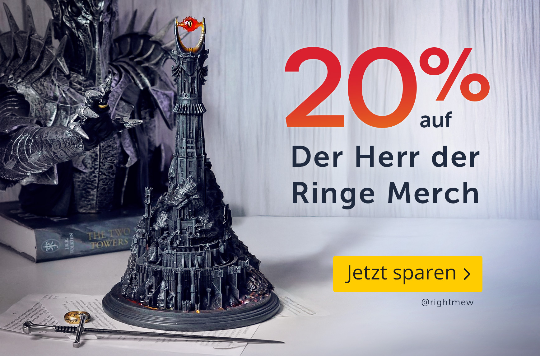 Sauron-Statue greift nach detailreicher Miniatur von Barad-dûr mit flammendem Auge. Text: 20 % auf Der Herr der Ringe Merch – Jetzt sparen. Foto: @rightmew. Elbenwald-Aktionsgrafik.