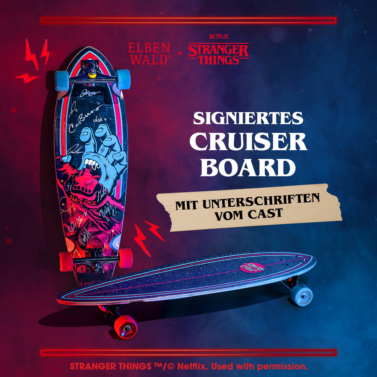 Zwei Cruiser Boards vor einem rot-blauen Hintergrund: eines aufrecht stehend mit Stranger-Things-Grafik und mehreren weißen Unterschriften, das andere liegend mit roter Beschriftung. Dazu rote Blitzsymbole und Texthinweise wie ‚Signiertes Cruiser Board‘.