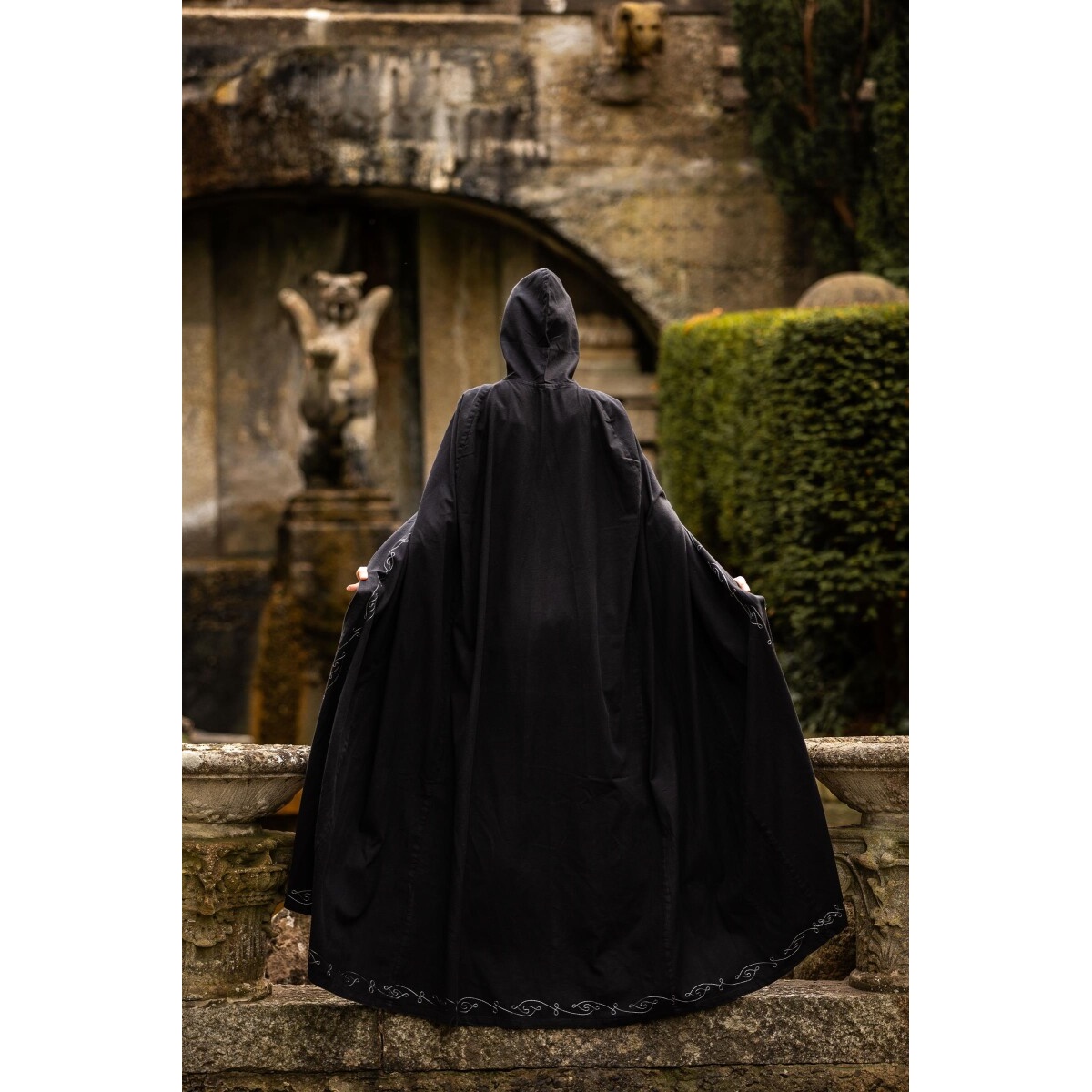 Capa medieval con bordado Erna negra
