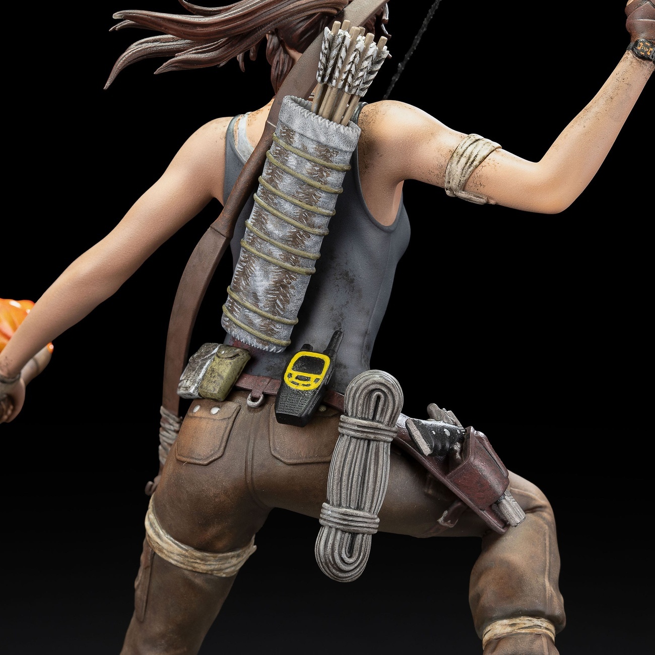 Tomb Raider PVC-standbeeld Lara Croft Survivor Era 33 cm