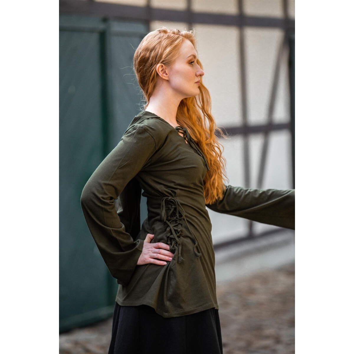 Bluzka średniowieczna Lea z kapturem i sznurowaniem zielona
