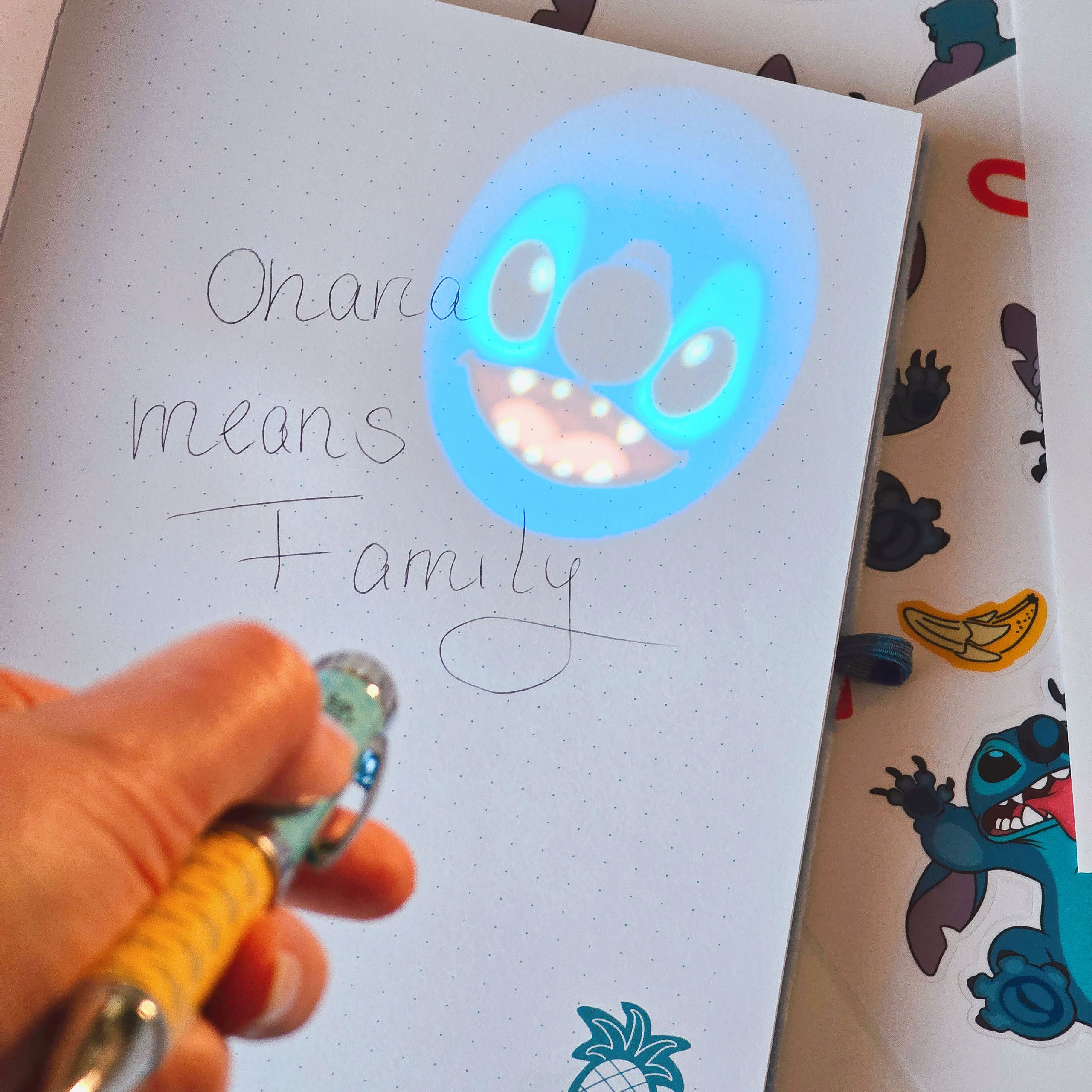 Carnet en peluche Stitch avec stylo projecteur - Lilo & Stitch