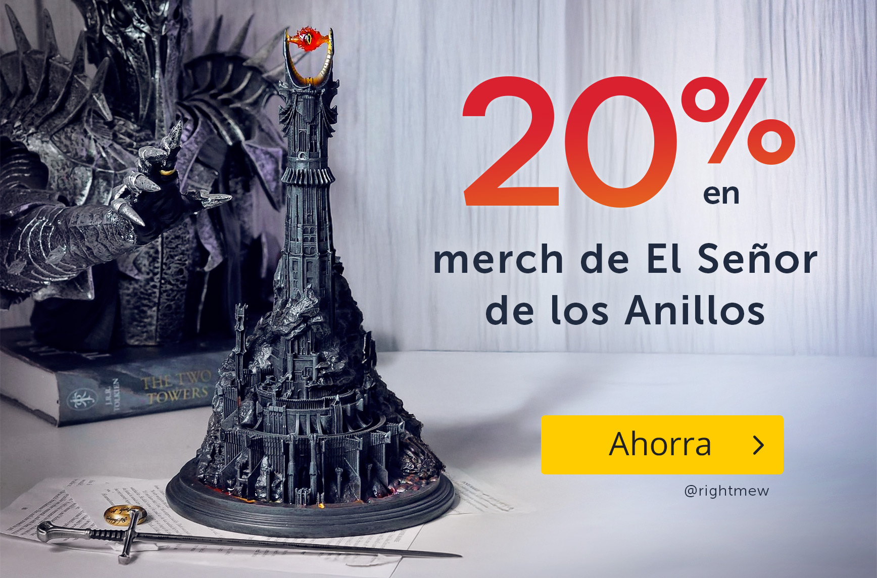 Estatua de Sauron extendiendo la mano hacia una miniatura detallada de Barad-dûr con el Ojo de Fuego. Texto: 20 % en merch de El Señor de los Anillos – Ahorra. Foto: @rightmew. Gráfico promocional de Elbenwald.