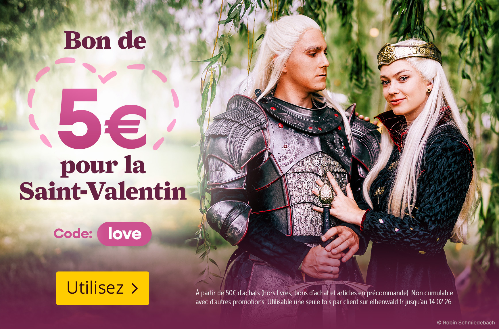 Couple inspiré de la fantasy en costumes médiévaux sous les arbres. Texte : Bon de 5€ pour la Saint-Valentin, code love, utilisez.